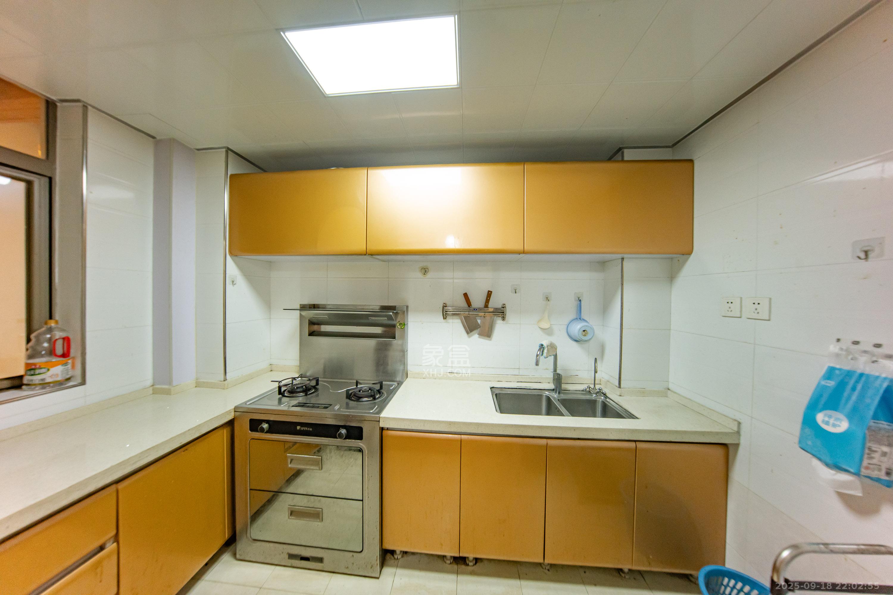 米兰春天  3室2厅1卫    55.0万 米兰春天  3室2厅1卫    55.0万厨房