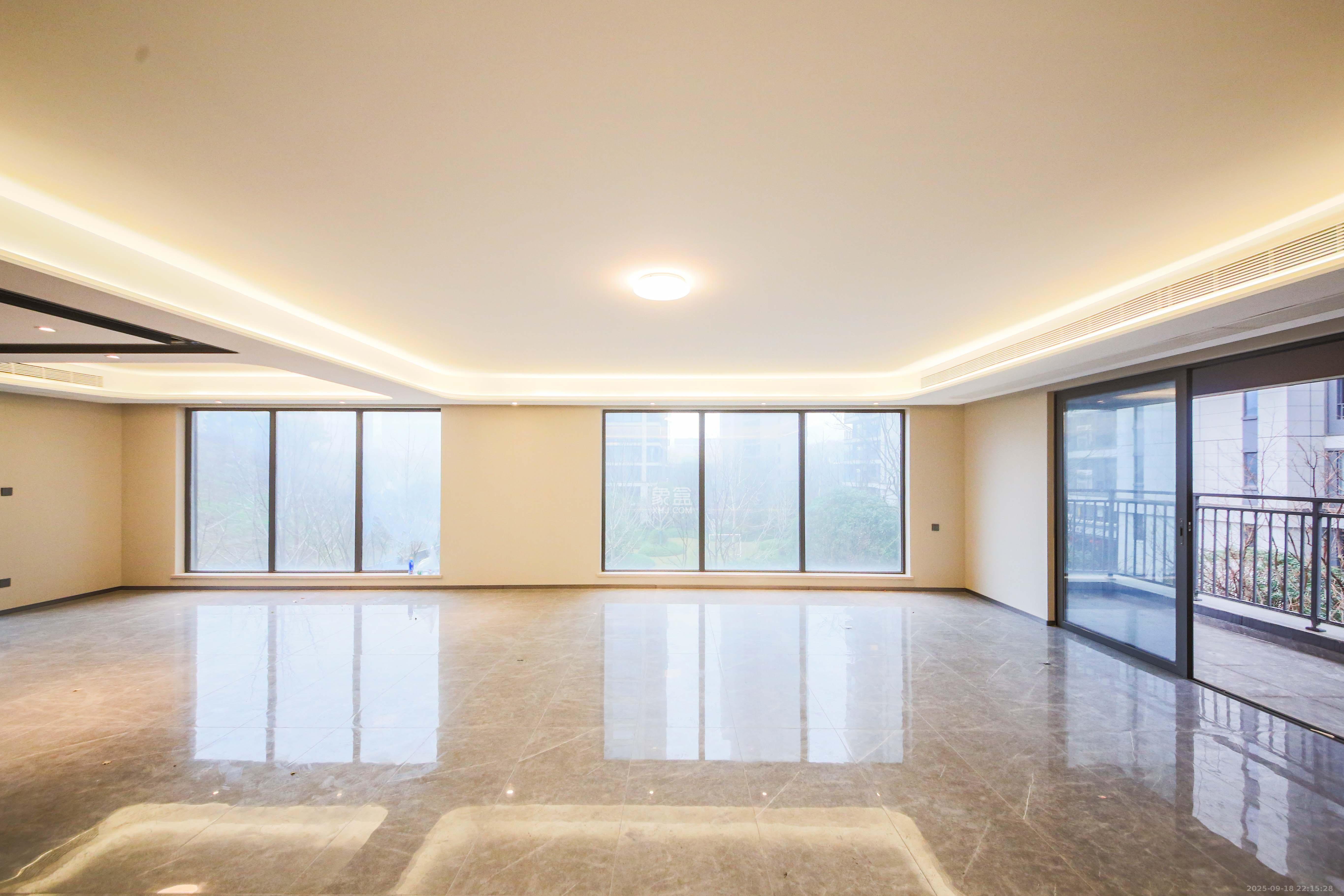 龙湖春江天曜二期  4室2厅2卫    355.0万 龙湖春江天曜二期  4室2厅2卫    355.0万客厅