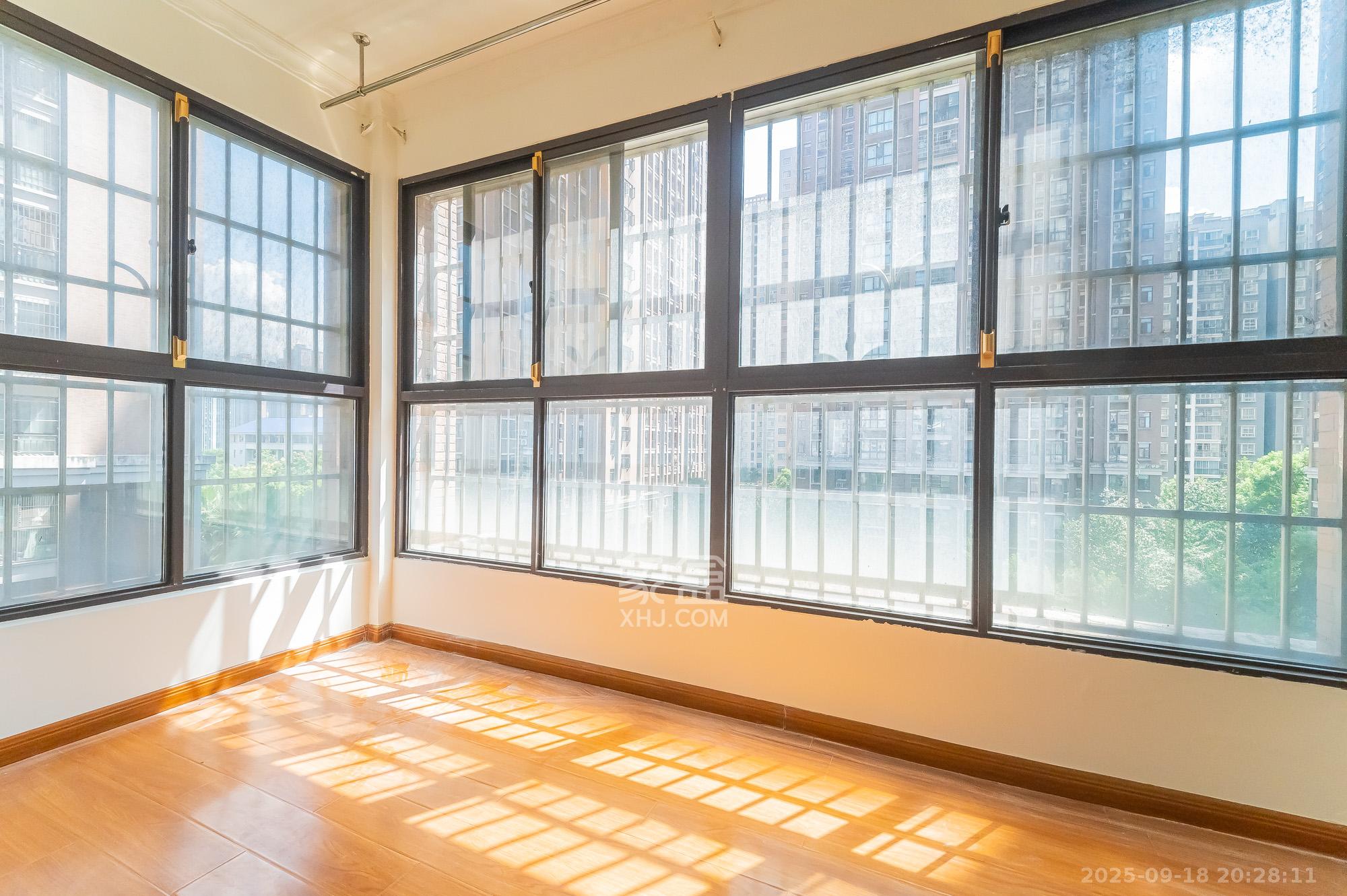 水岸世景  3室2厅2卫    85.0万 水岸世景  3室2厅2卫    85.0万阳台