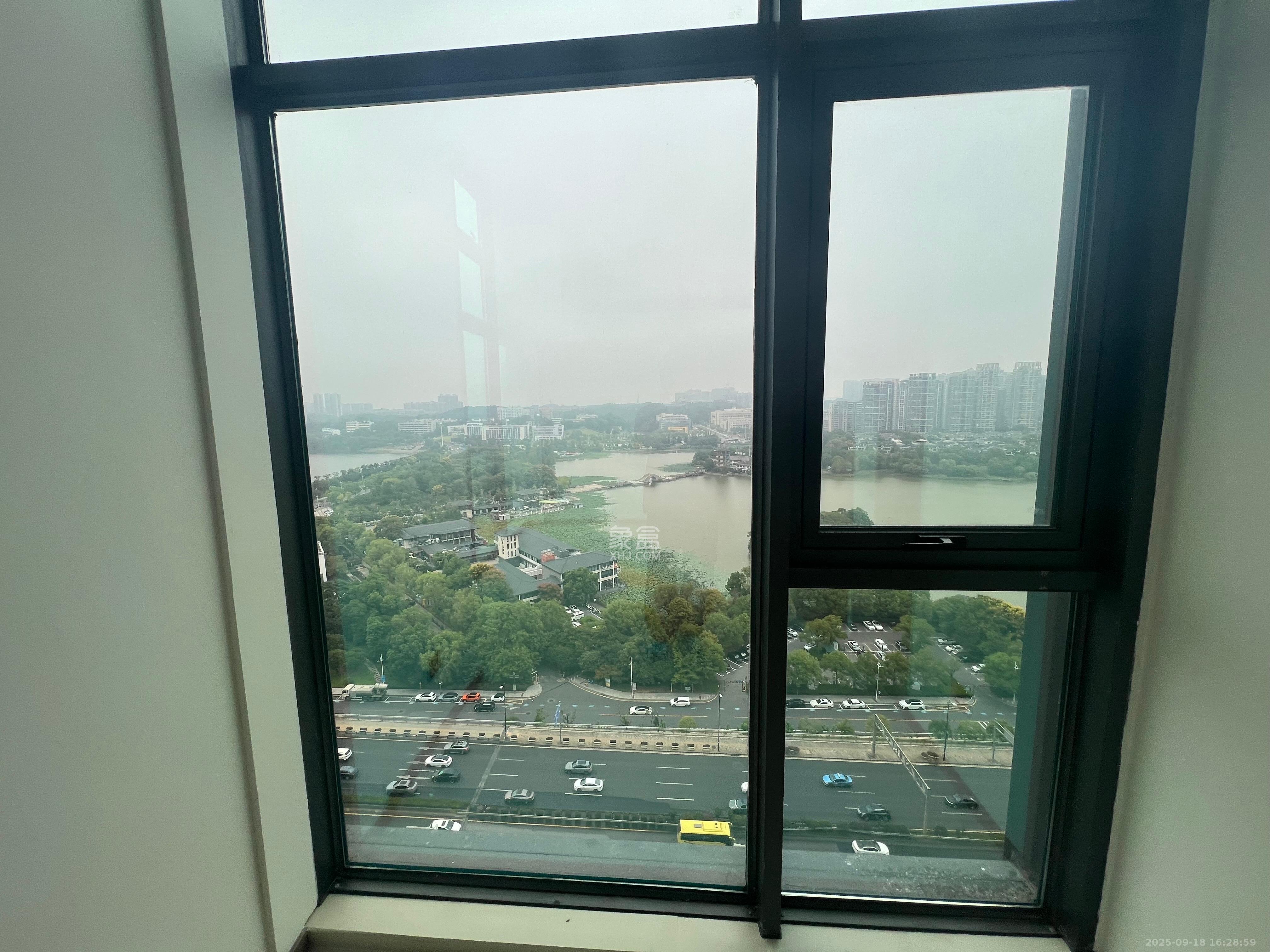 绿地V岛  1室1厅1卫    2500.0元/月室内图