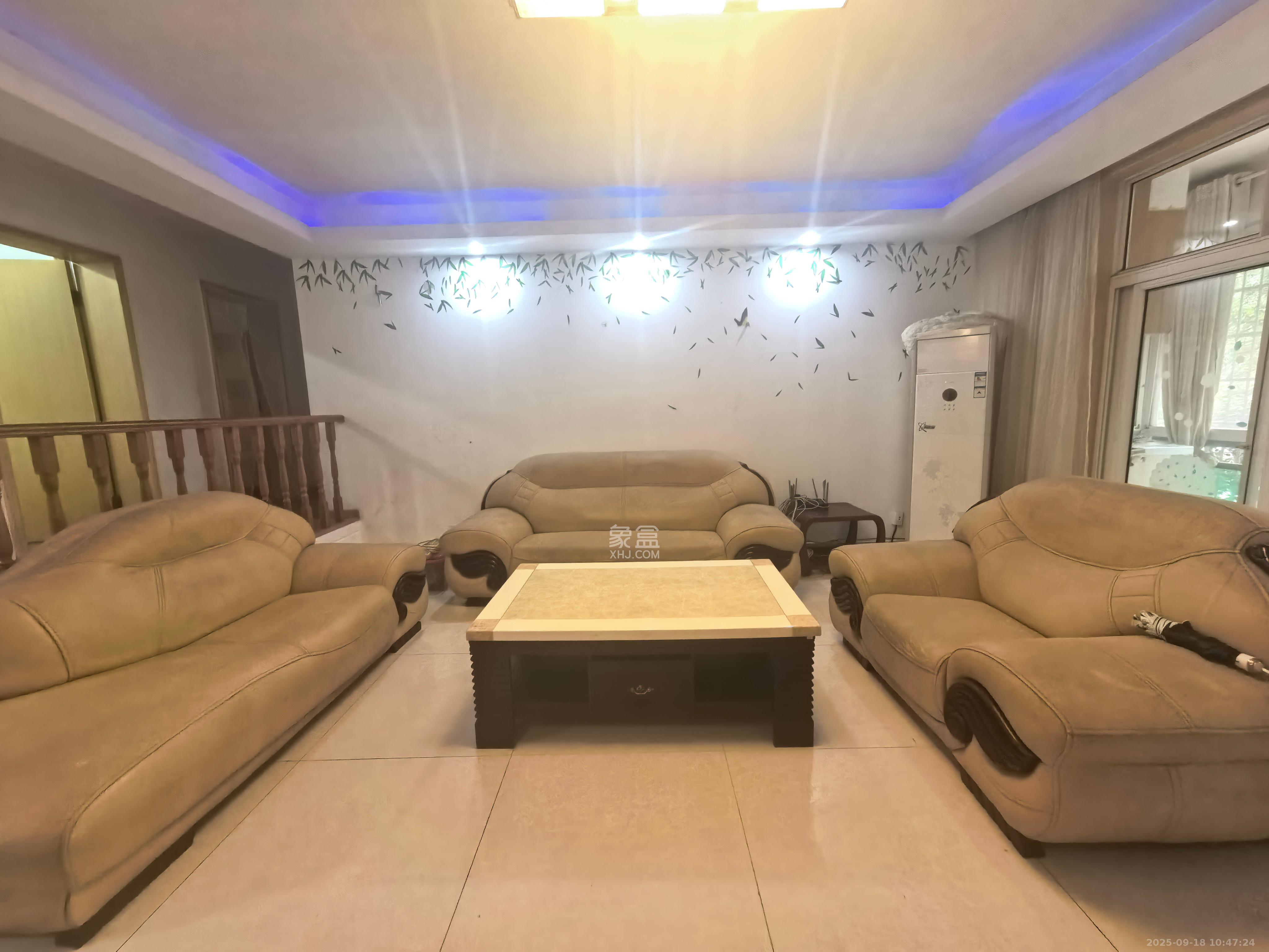 景荣华苑 3室2厅2卫 2400.0元/月 景荣华苑 3室2厅2卫 2400.0元/月室内图