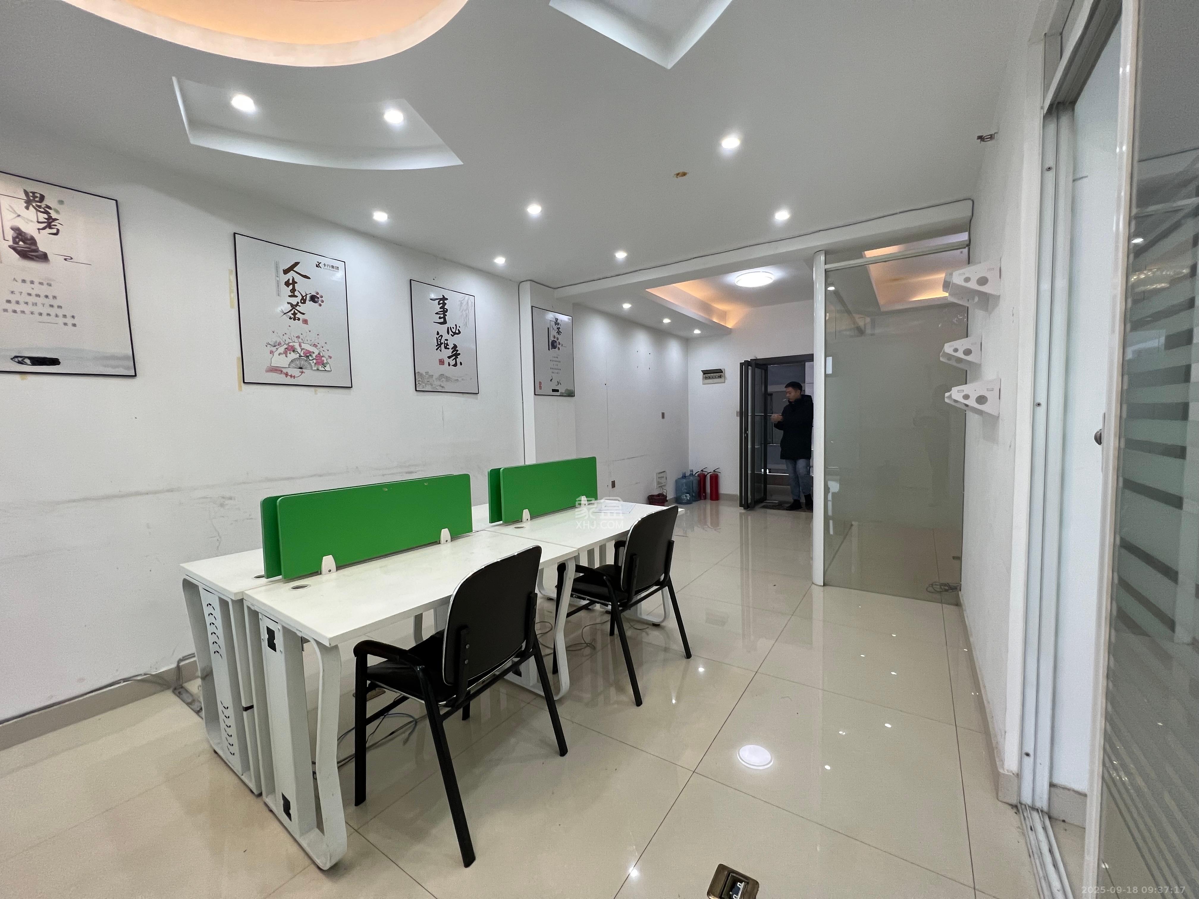 长房中庭国际（东郡华蓉广场）  2室1厅1卫    3200.0元/月室内图