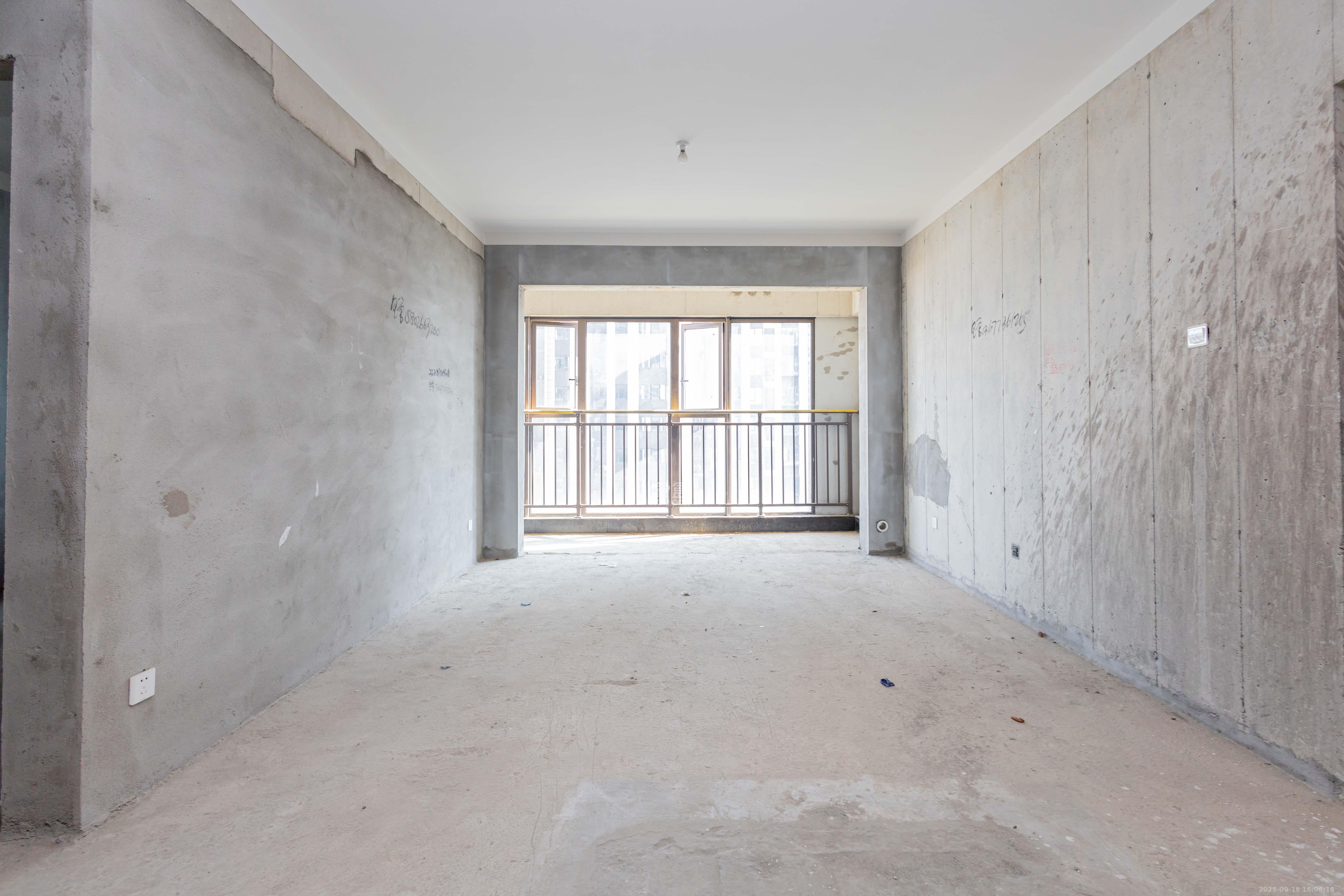 湘域芯城一期 3室2厅2卫 88.0万 湘域芯城一期 3室2厅2卫 88.0万客厅