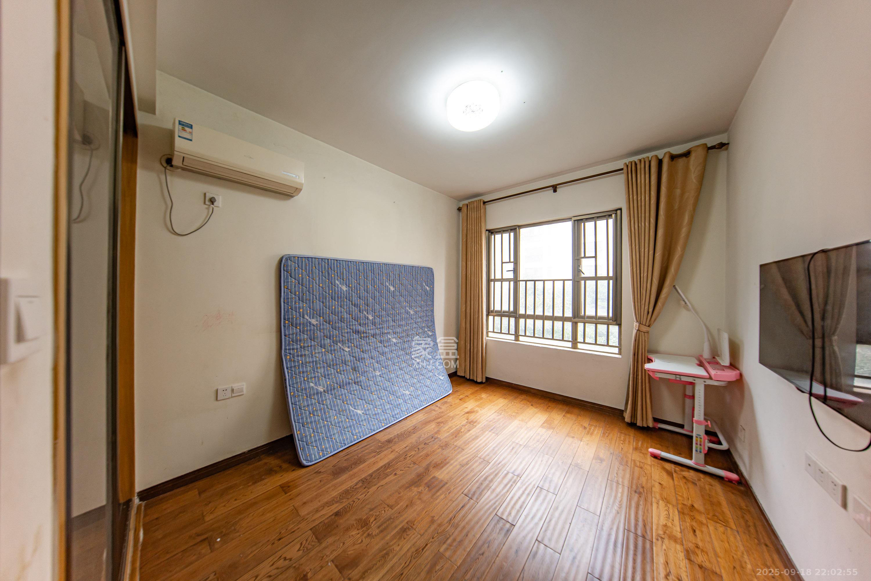 米兰春天  3室2厅1卫    55.0万 米兰春天  3室2厅1卫    55.0万卧室