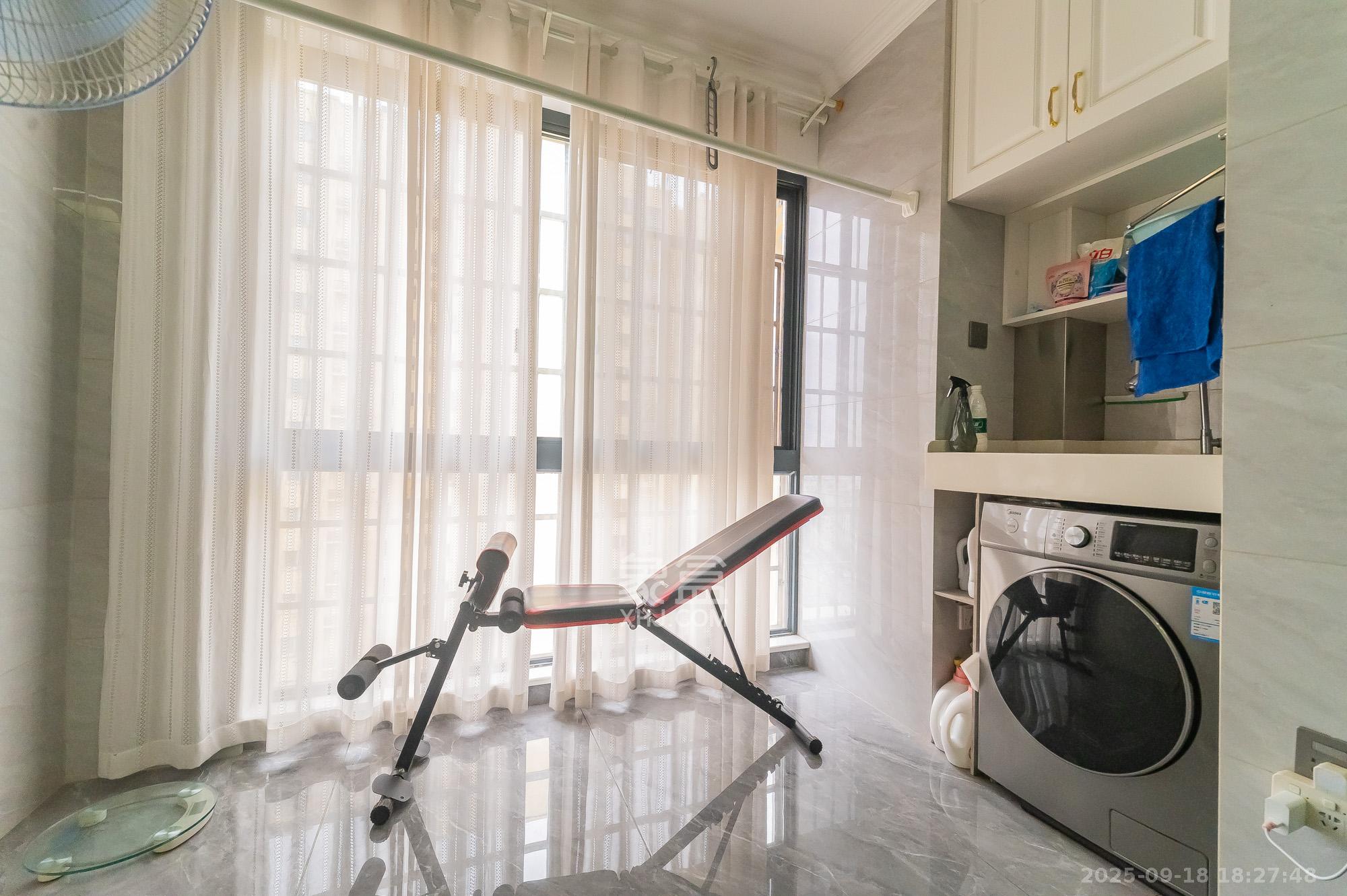 MOMA当代广场 3室2厅1卫 65.0万 MOMA当代广场 3室2厅1卫 65.0万阳台