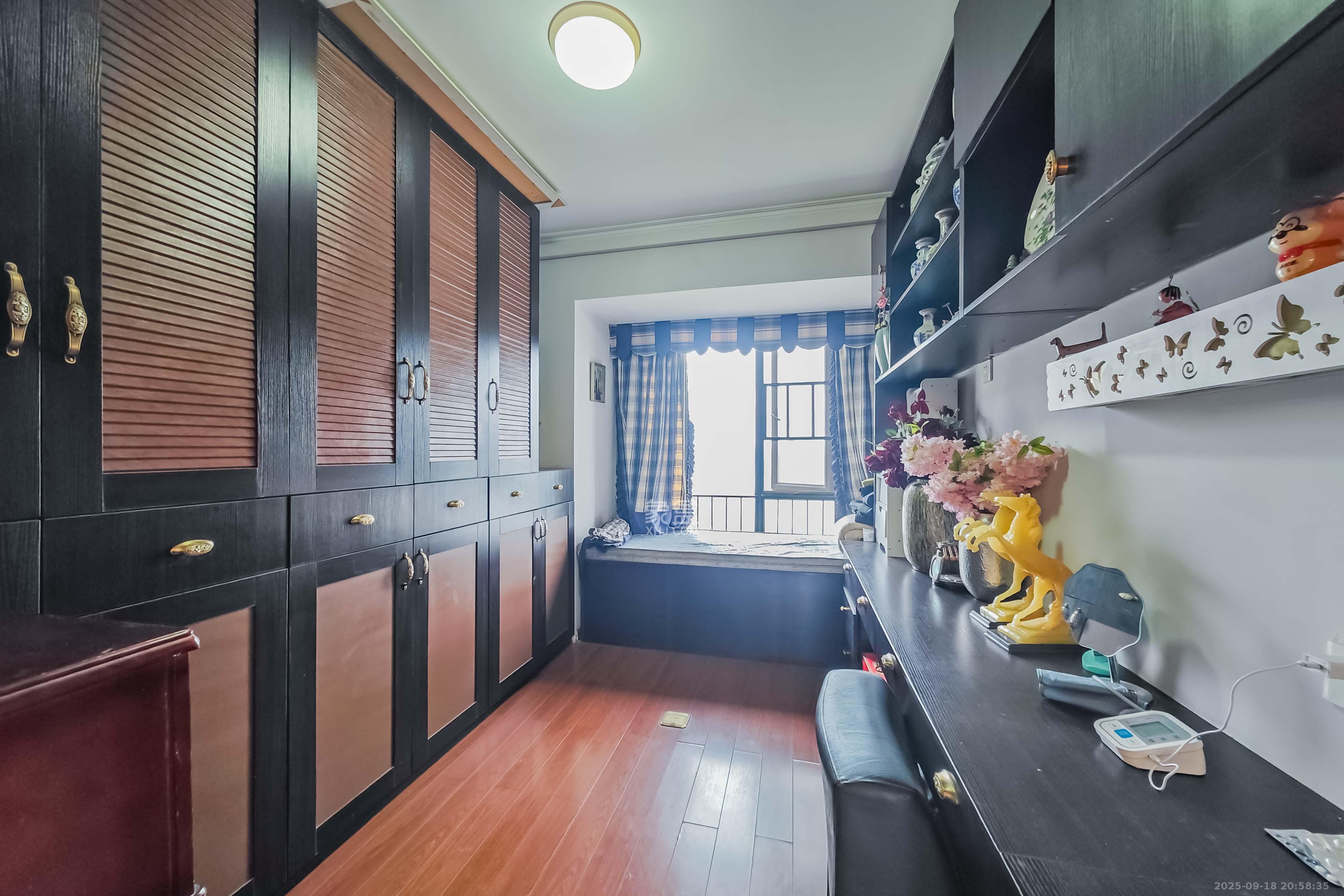 万科金域华府三四期 4室2厅2卫 110.0万 万科金域华府三四期 4室2厅2卫 110.0万卧室