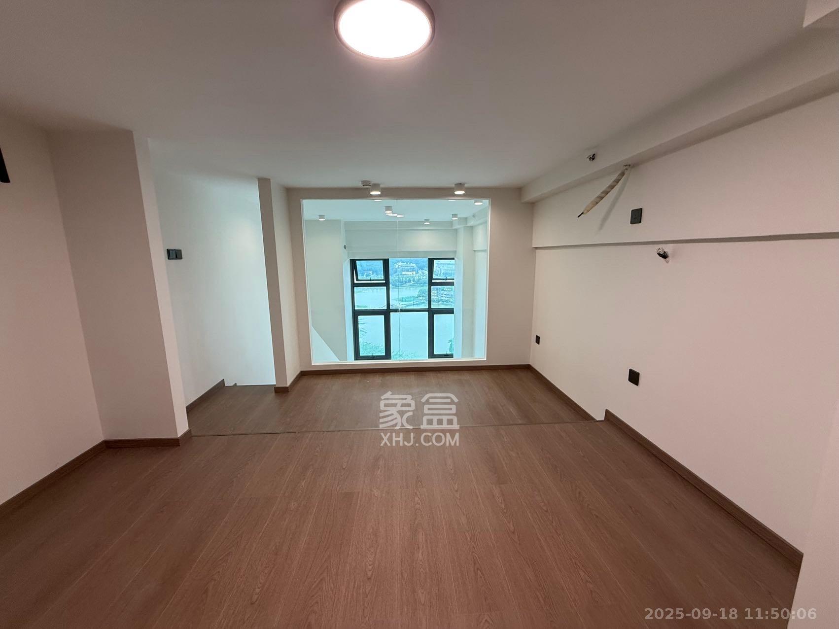 绿地V岛  1室1厅1卫    2500.0元/月室内图