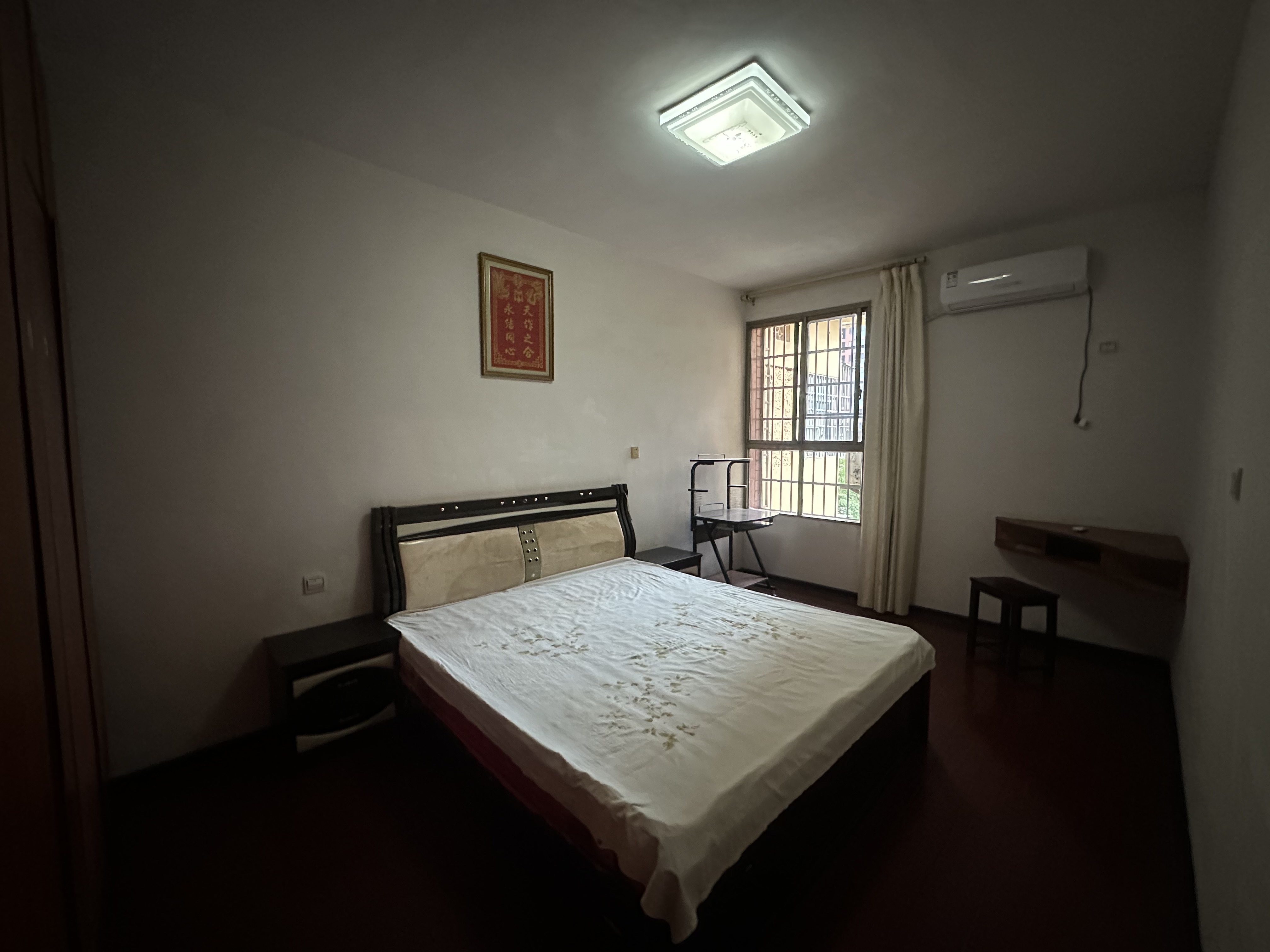 八一安居小区  4室2厅2卫   38.80万客厅