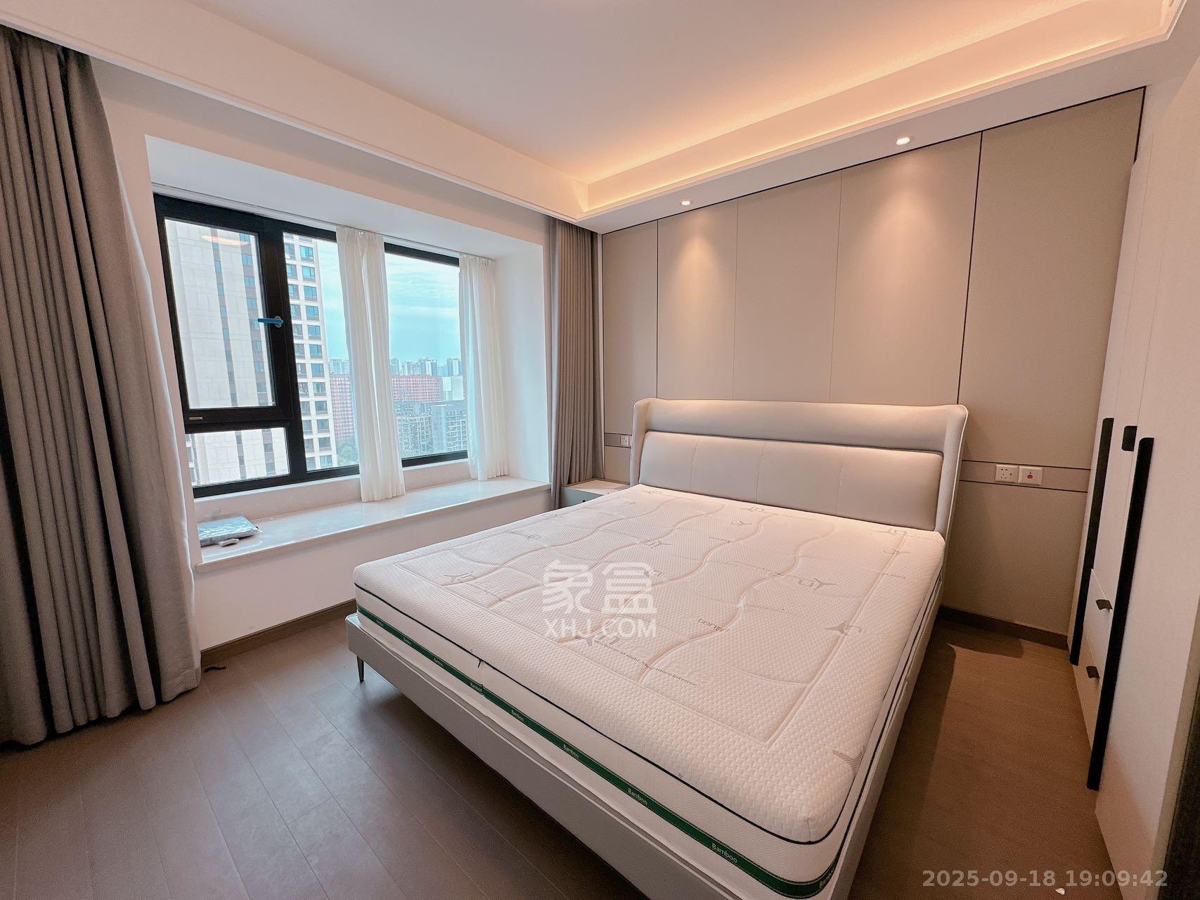 龙湖春江天玺  4室2厅2卫    5000.0元/月室内图