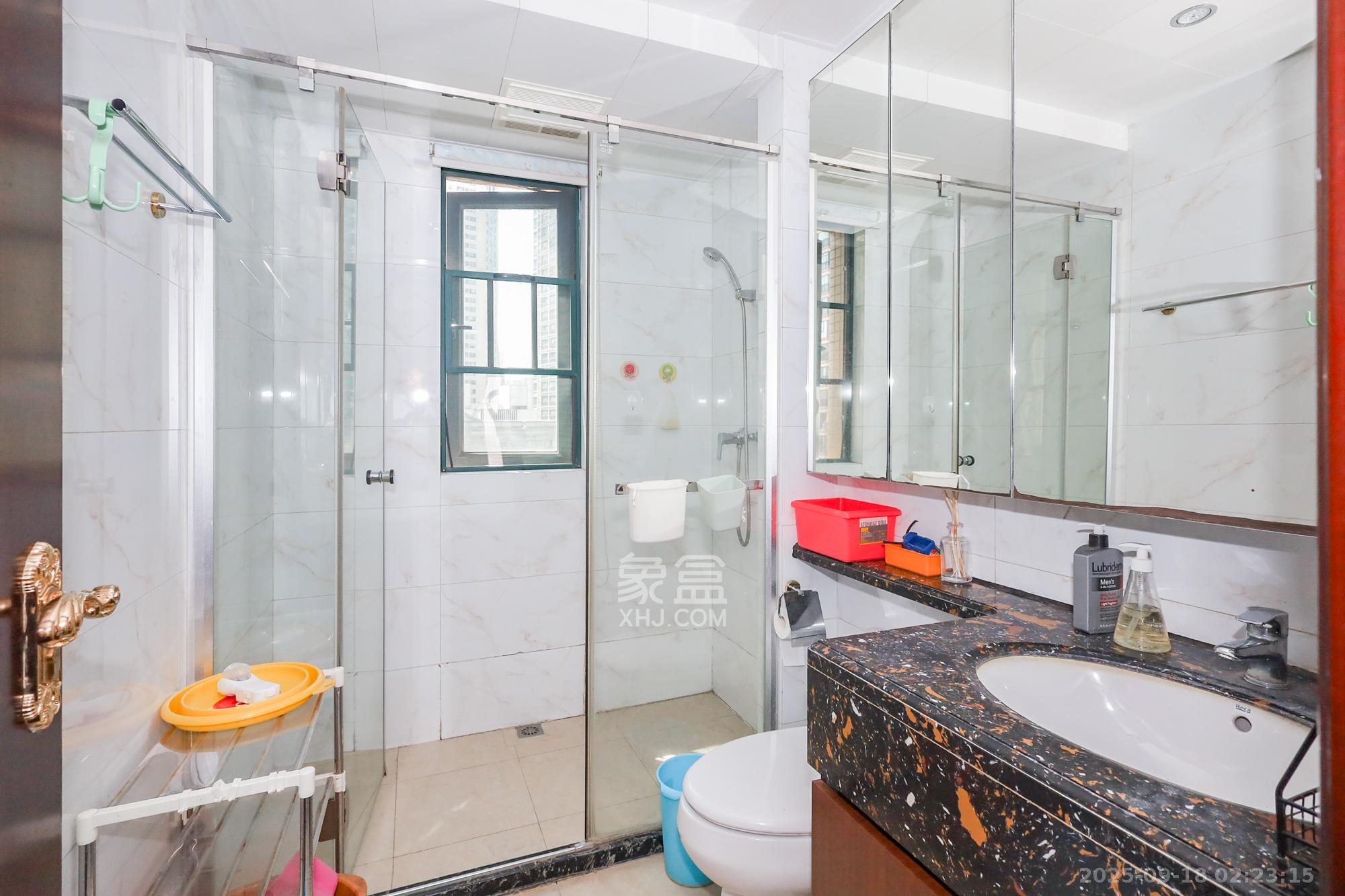 恒大御景湾 4室2厅2卫 208.0万 恒大御景湾 4室2厅2卫 208.0万卫生间