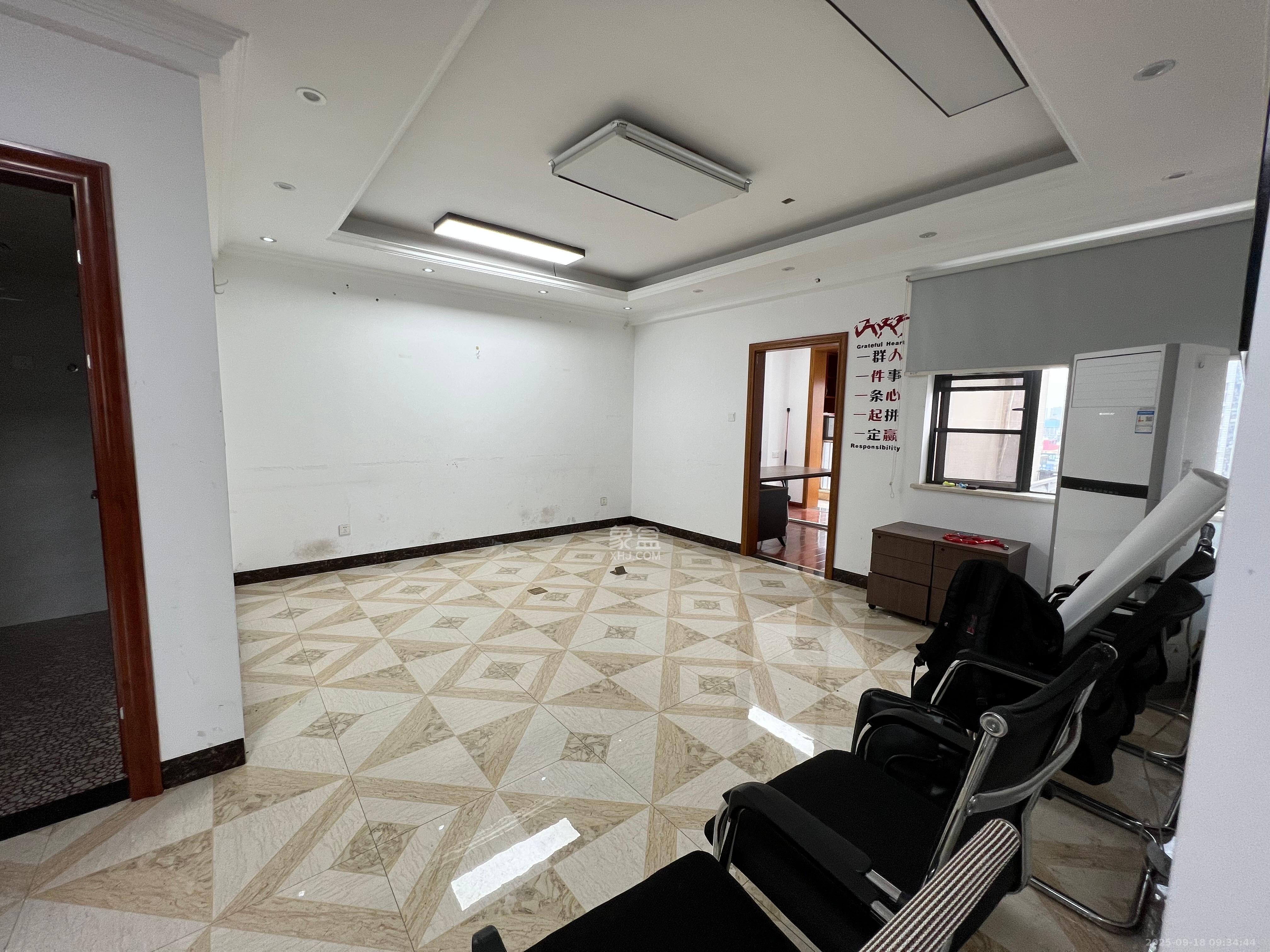 长房中庭国际(东郡华蓉广场) 2室1厅1卫 4300.0元/月 长房中庭国际(东郡华蓉广场) 2室1厅1卫 4300.0元/月室内图