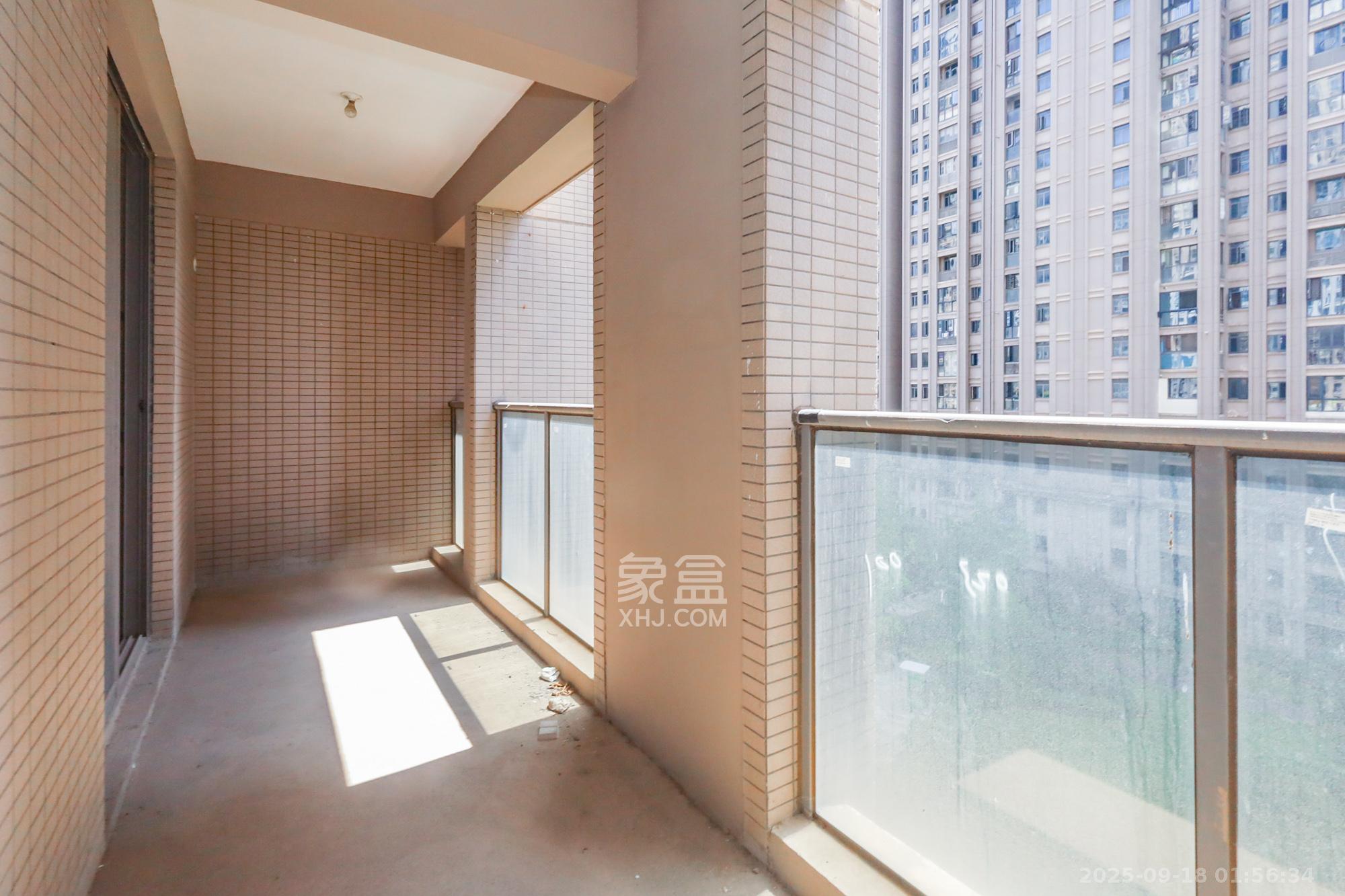 八方小区C区  4室2厅2卫    450.0万阳台