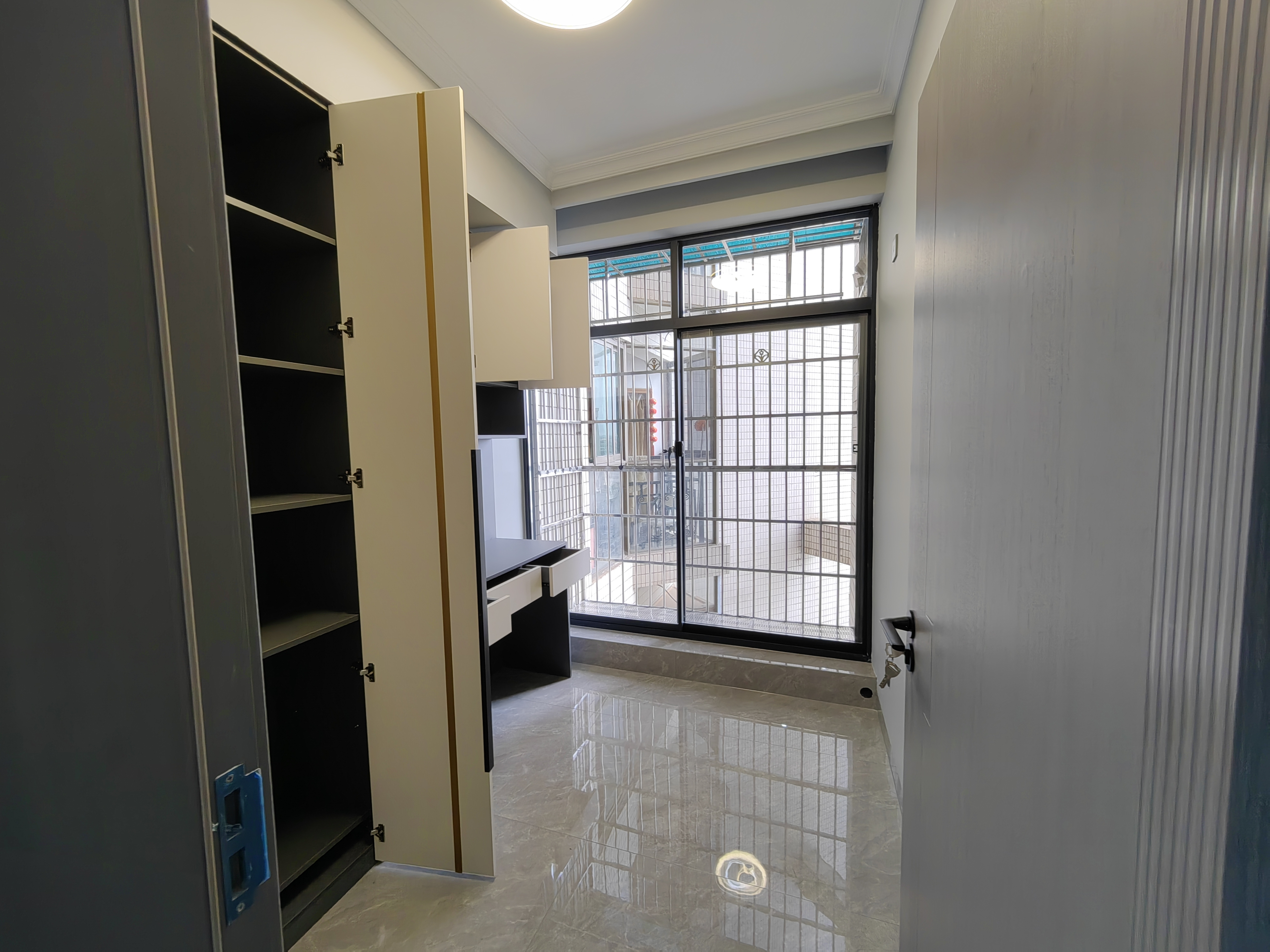 四海大厦  3室2厅2卫   69.80万客厅