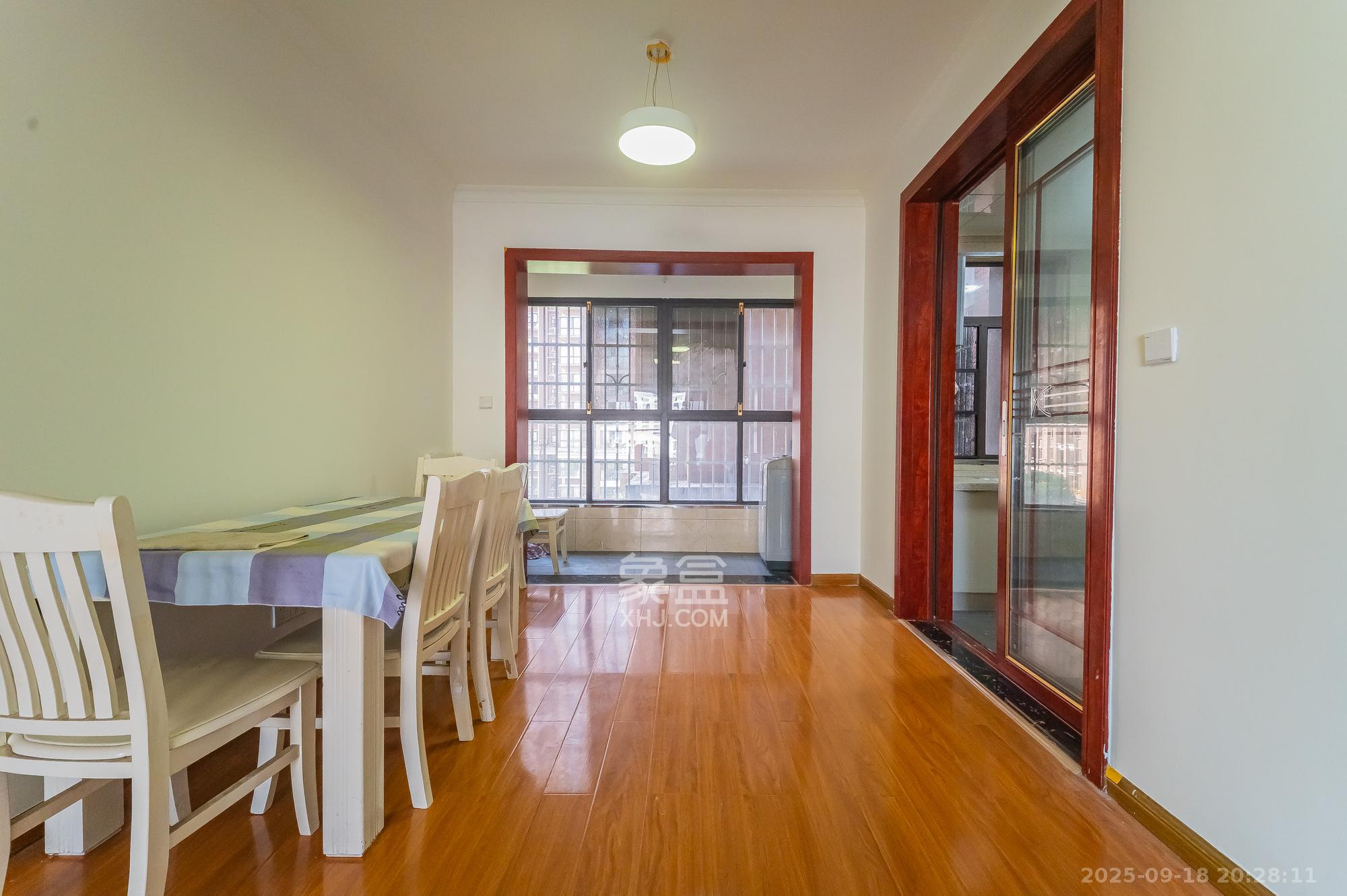 水岸世景  3室2厅2卫    85.0万 水岸世景  3室2厅2卫    85.0万客厅