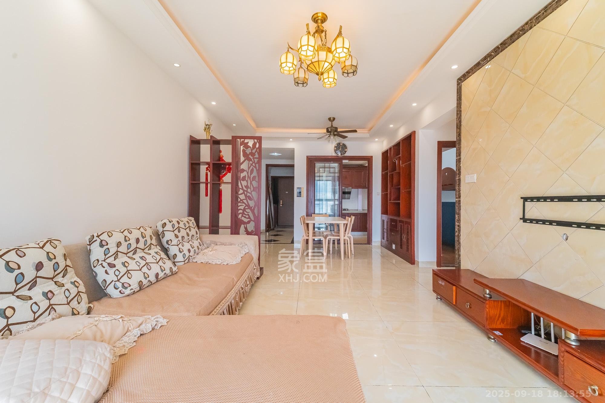 恒基凯旋门一二期  3室2厅1卫    67.8万客厅