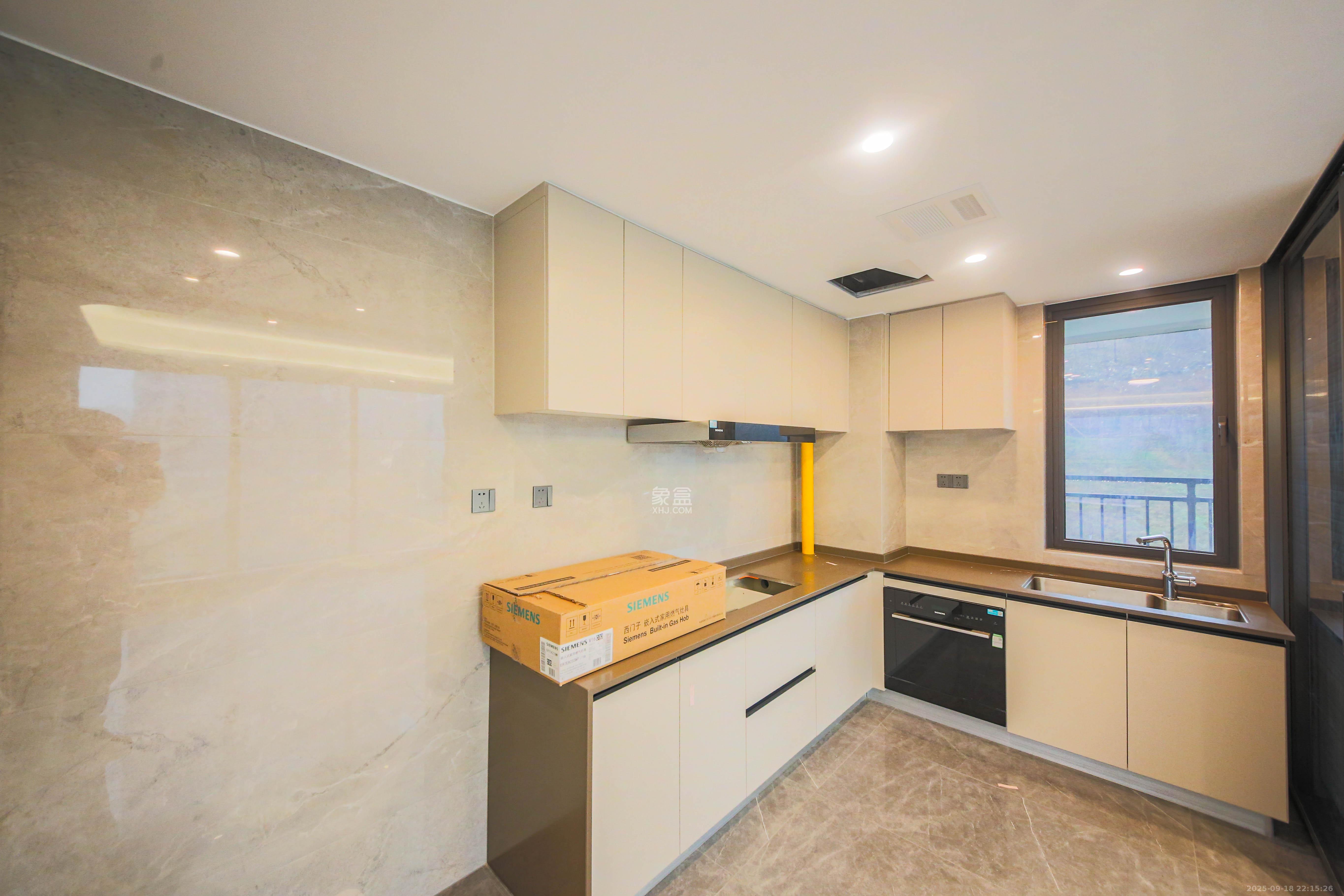 龙湖春江天曜二期  4室2厅2卫    355.0万 龙湖春江天曜二期  4室2厅2卫    355.0万厨房