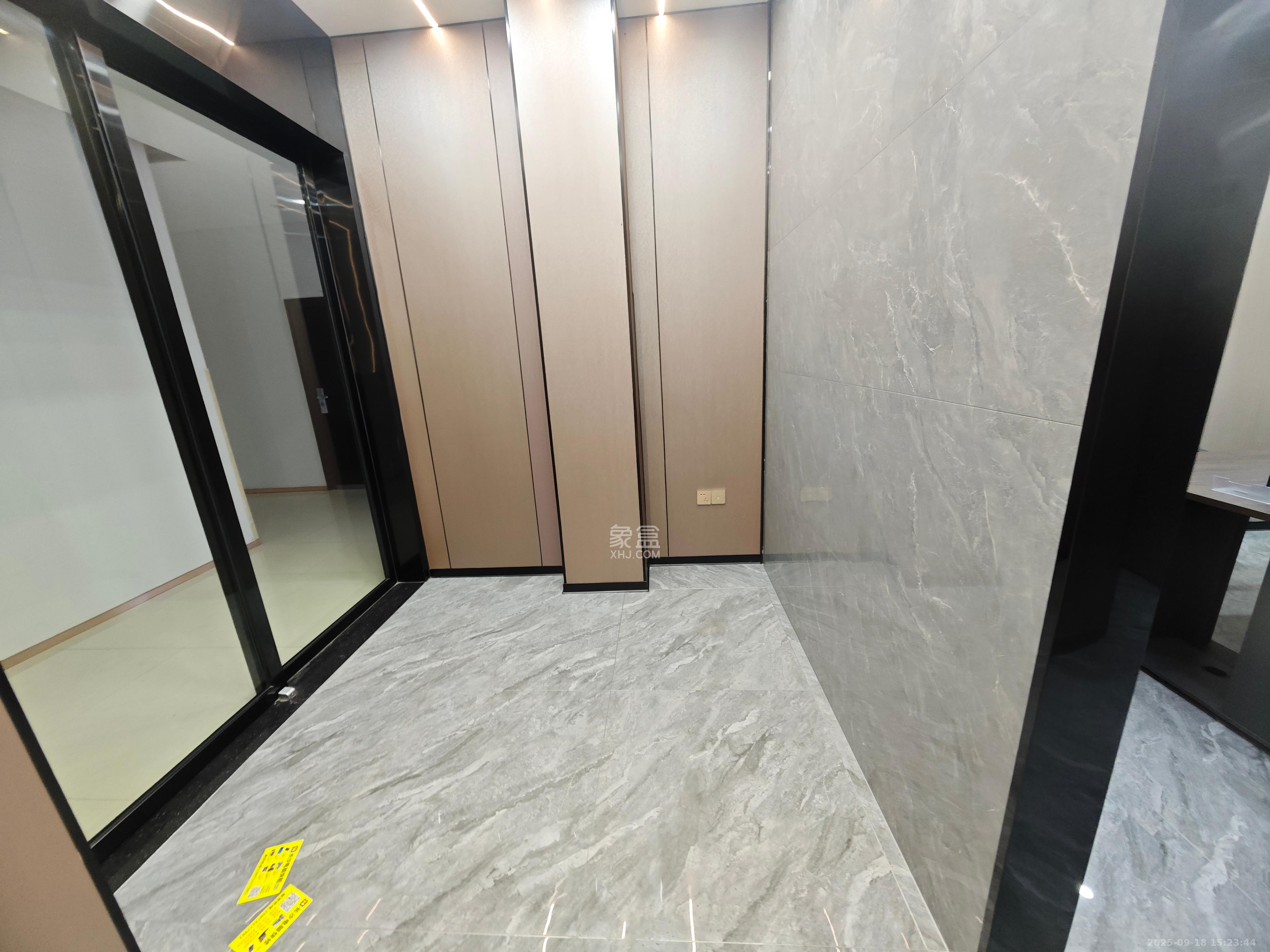 华润置地广场二期  3室1厅0卫    4800.0元/月室内图