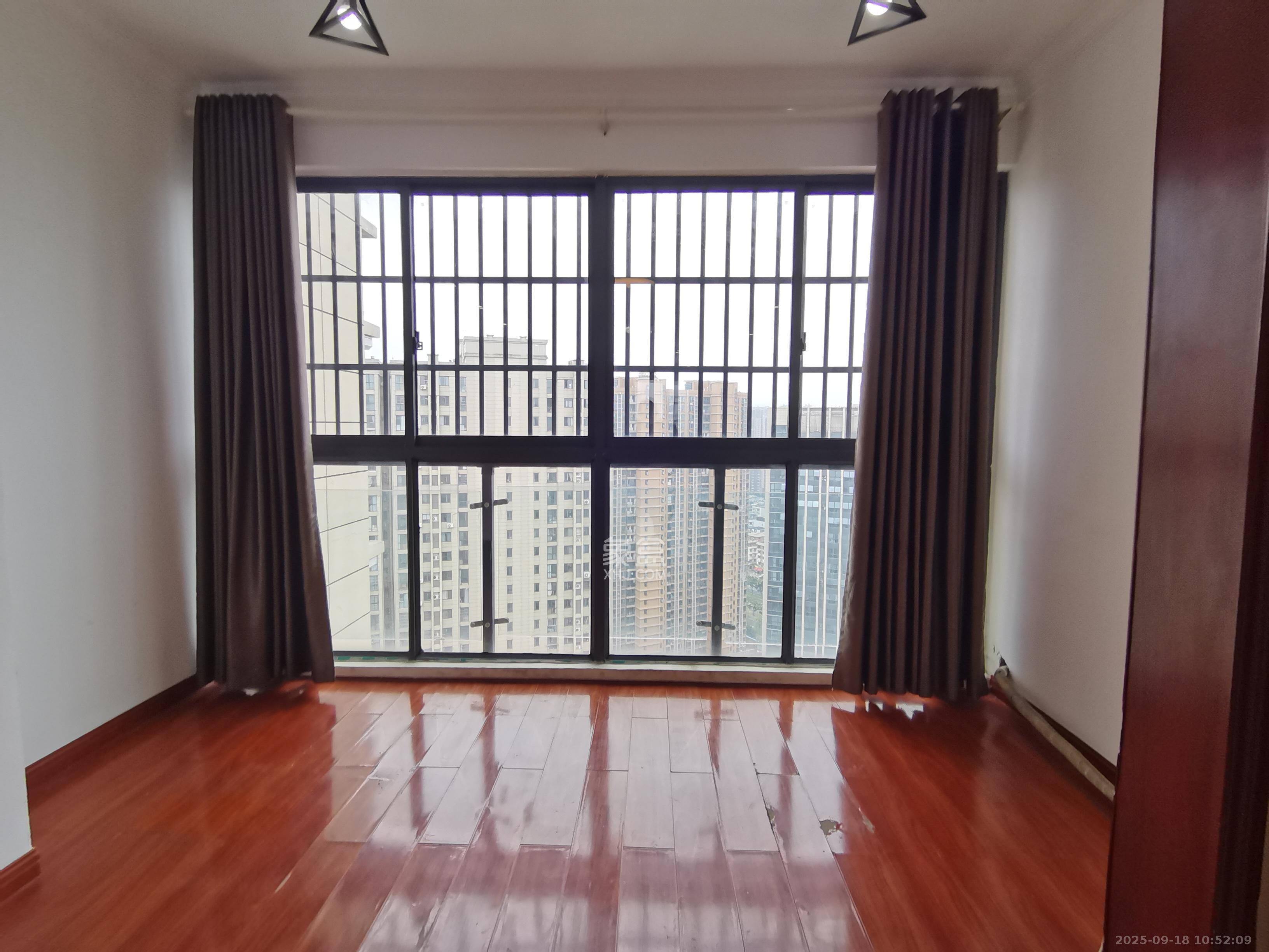 明发国际城  4室2厅2卫    2000.0元/月室内图