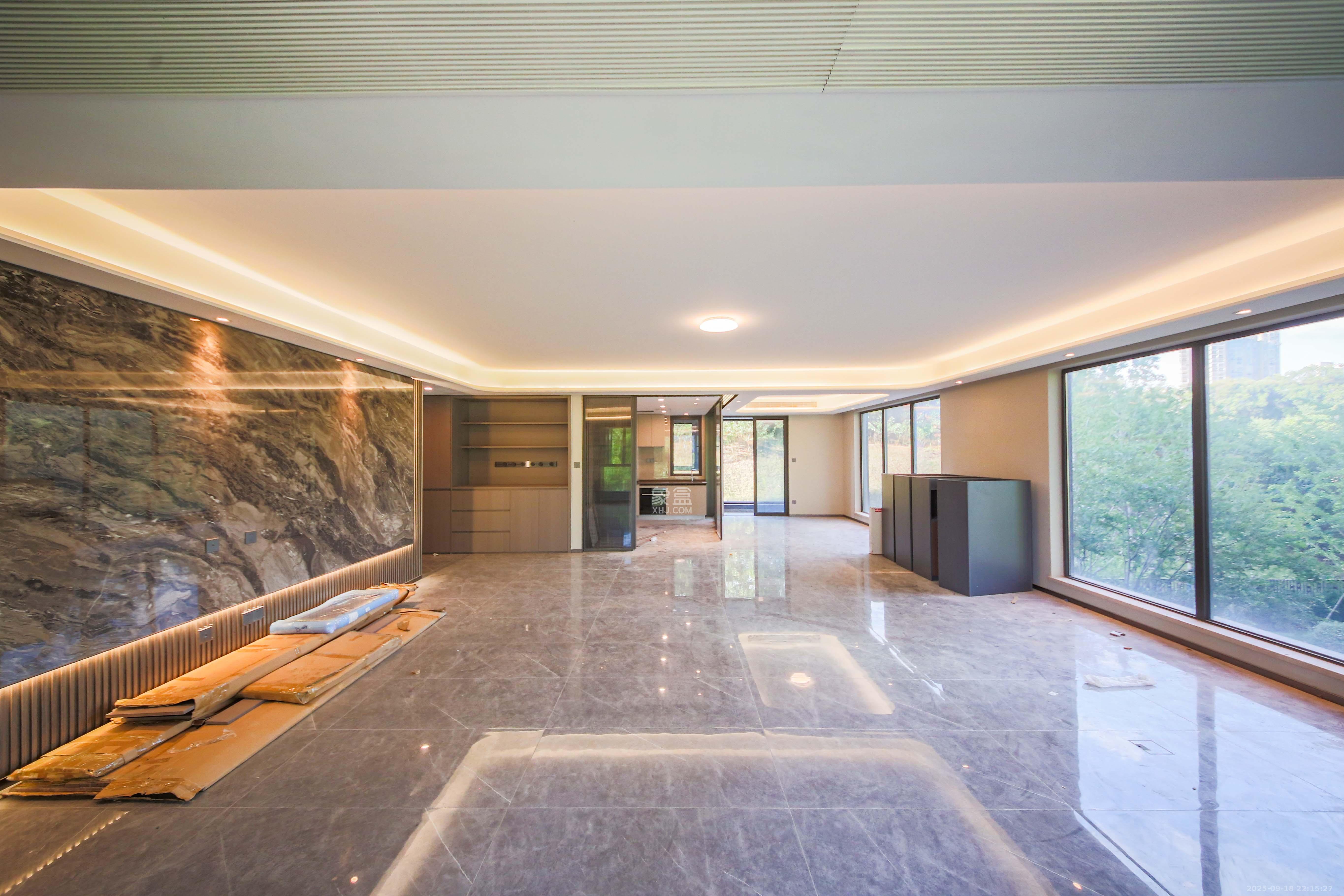 龙湖春江天曜二期  4室2厅2卫    355.0万 龙湖春江天曜二期  4室2厅2卫    355.0万客厅