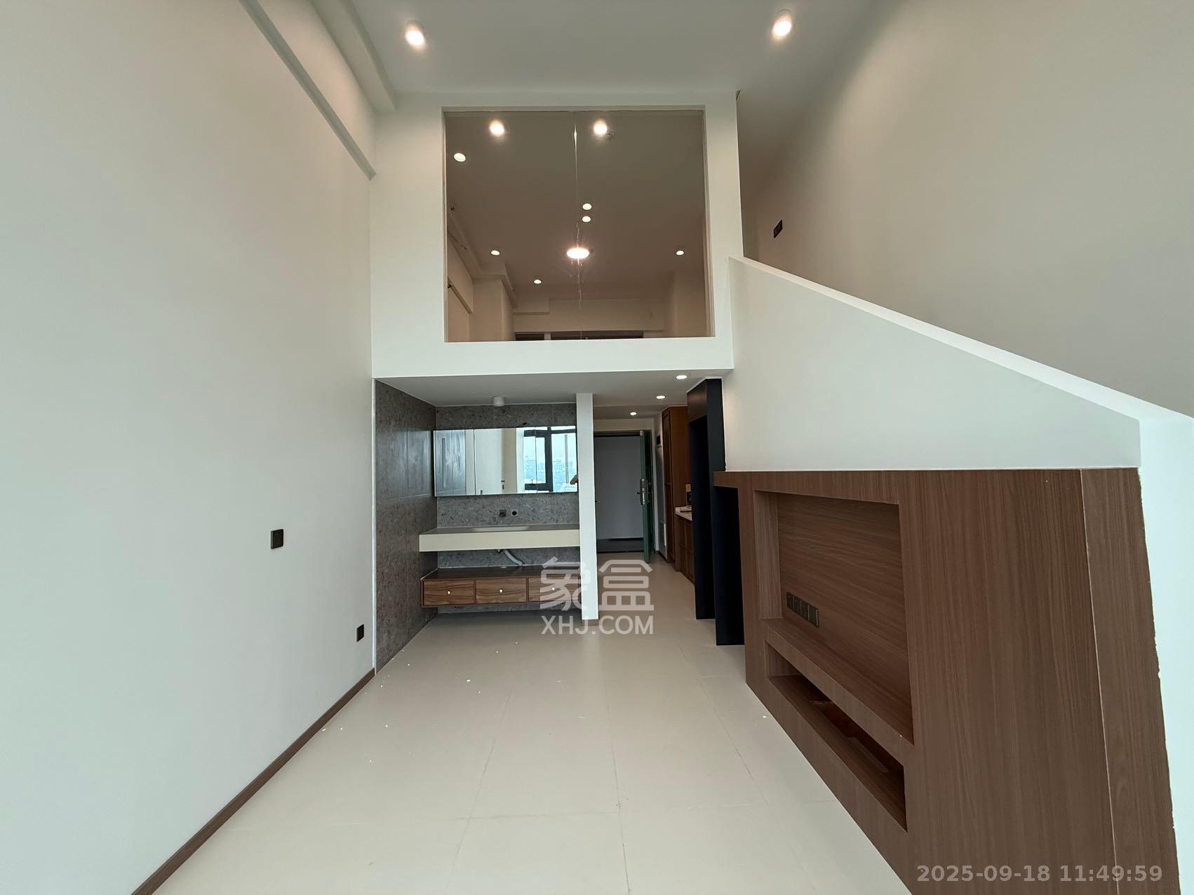 绿地V岛  1室1厅1卫    2500.0元/月室内图