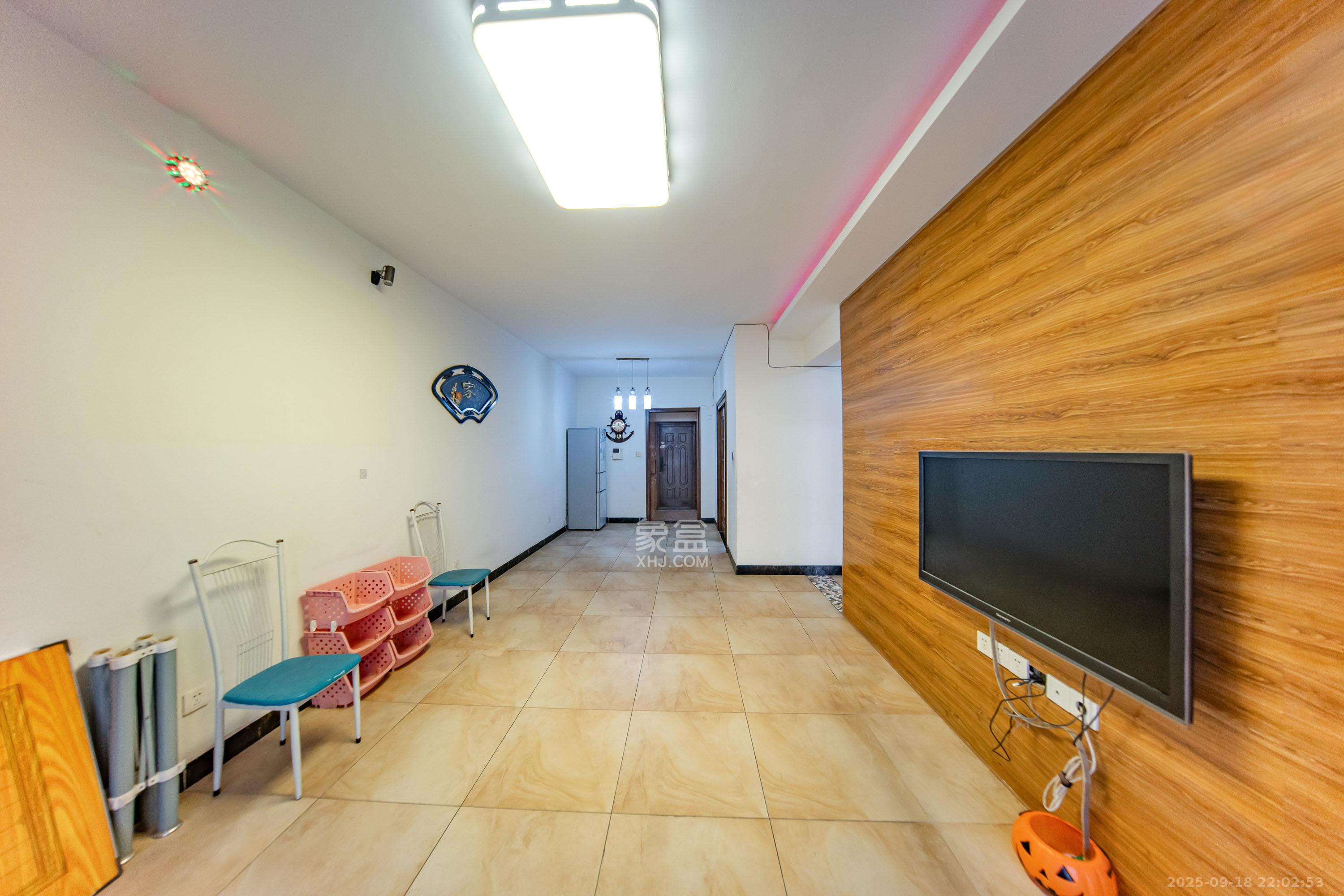 米兰春天  3室2厅1卫    55.0万 米兰春天  3室2厅1卫    55.0万客厅