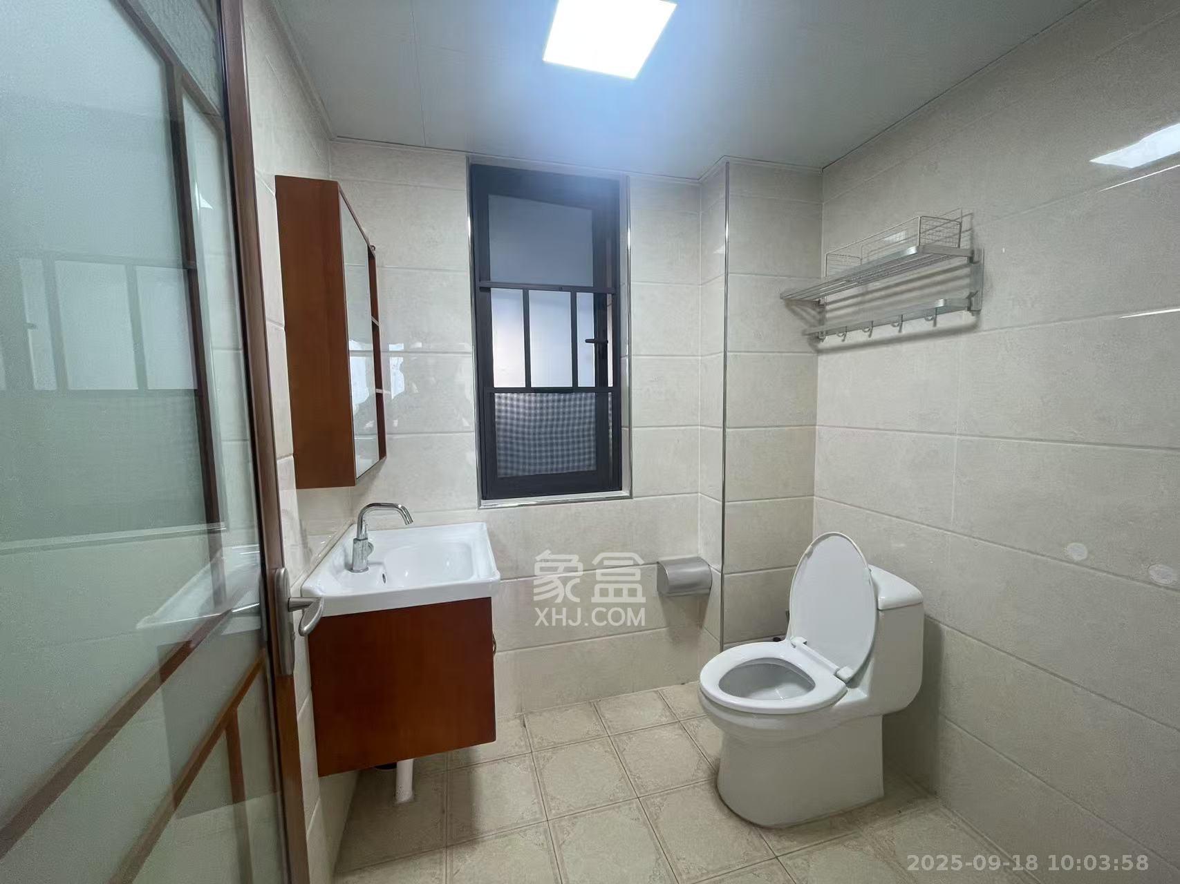 华润置地广场二期 3室2厅2卫 2400.0元/月 华润置地广场二期 3室2厅2卫 2400.0元/月室内图