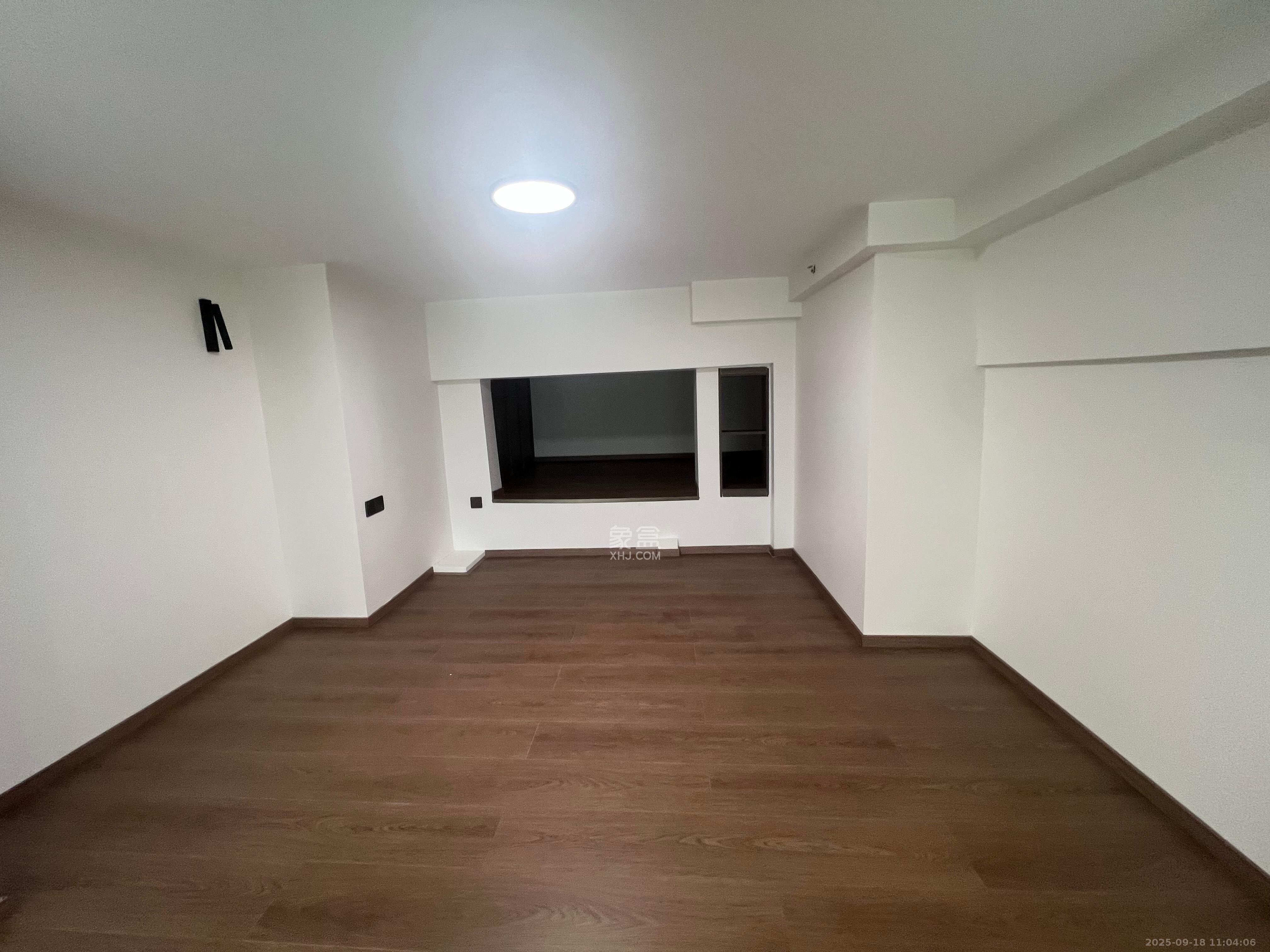 绿地V岛  1室1厅1卫    2300.0元/月室内图