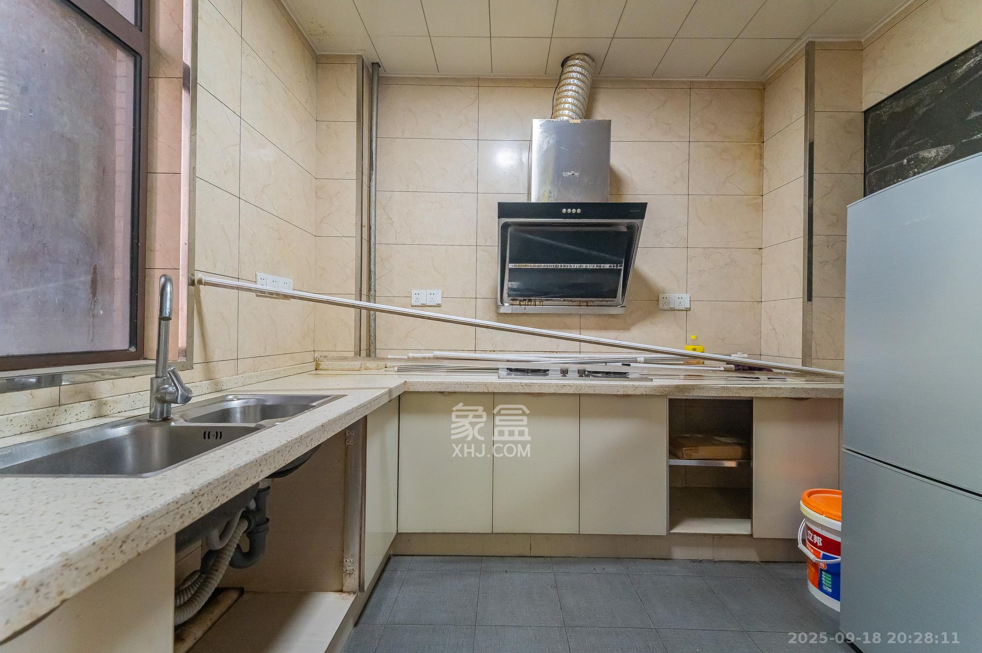 水岸世景  3室2厅2卫    85.0万 水岸世景  3室2厅2卫    85.0万厨房