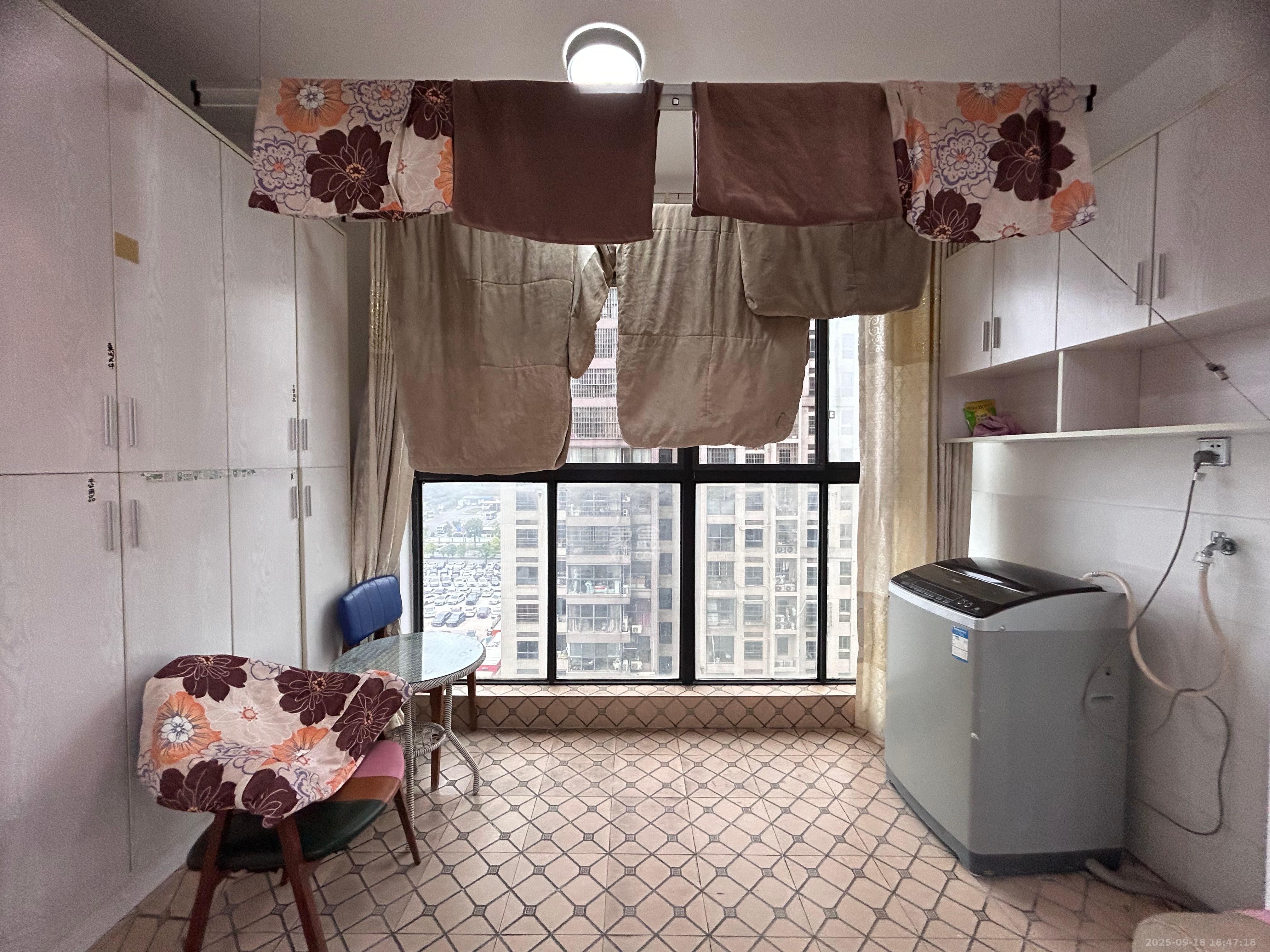 花样年华 4室2厅1卫 1800.0元/月 花样年华 4室2厅1卫 1800.0元/月室内图