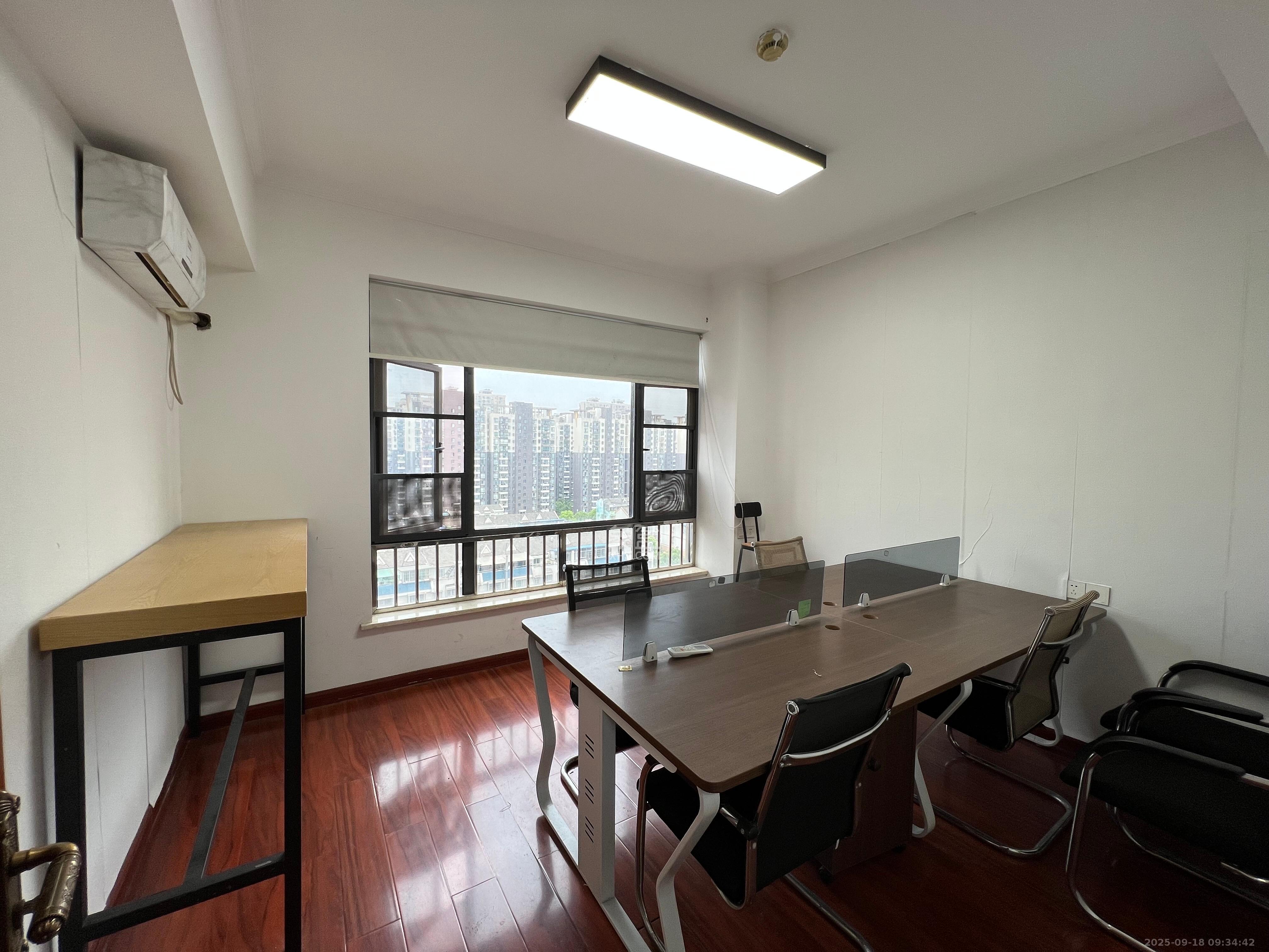 长房中庭国际(东郡华蓉广场) 2室1厅1卫 4300.0元/月 长房中庭国际(东郡华蓉广场) 2室1厅1卫 4300.0元/月室内图