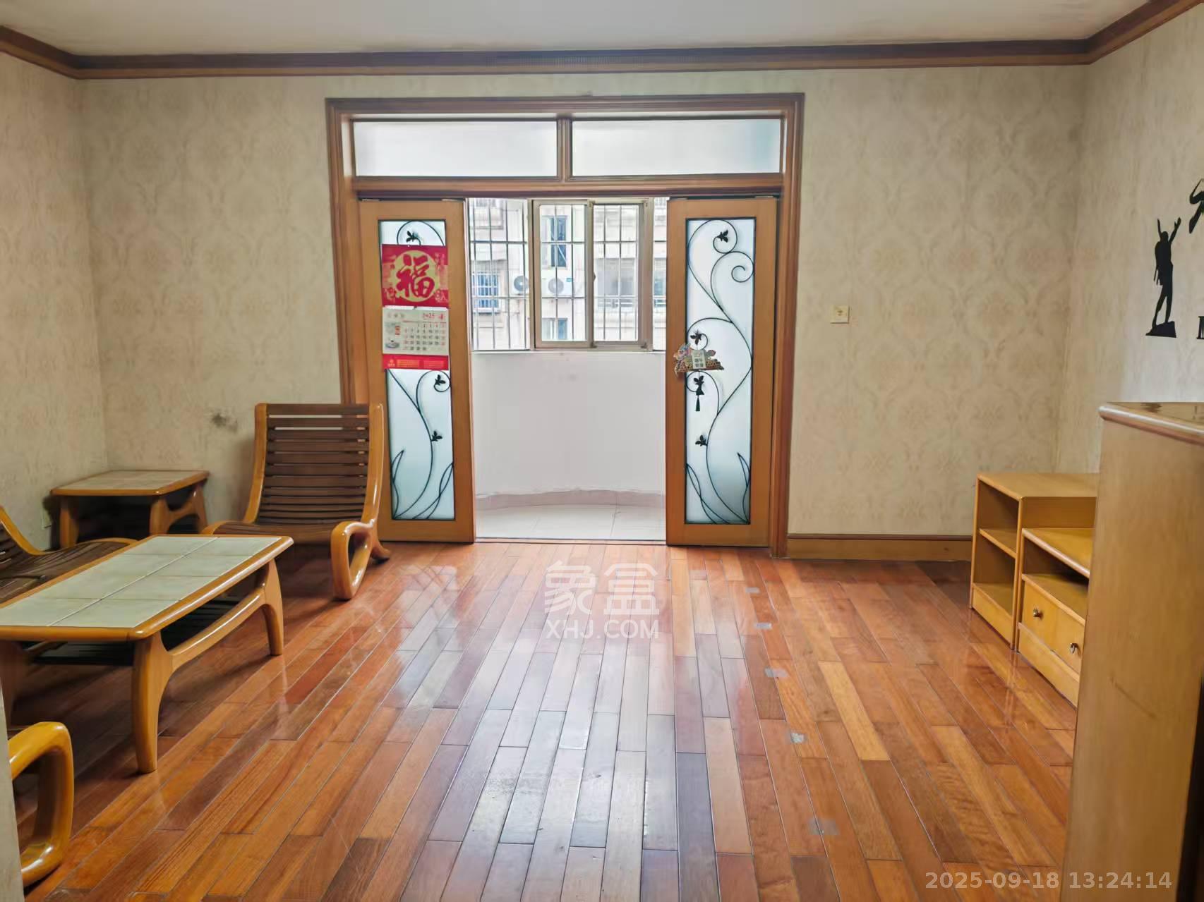 科教新村  3室2厅1卫   2500.00元/月