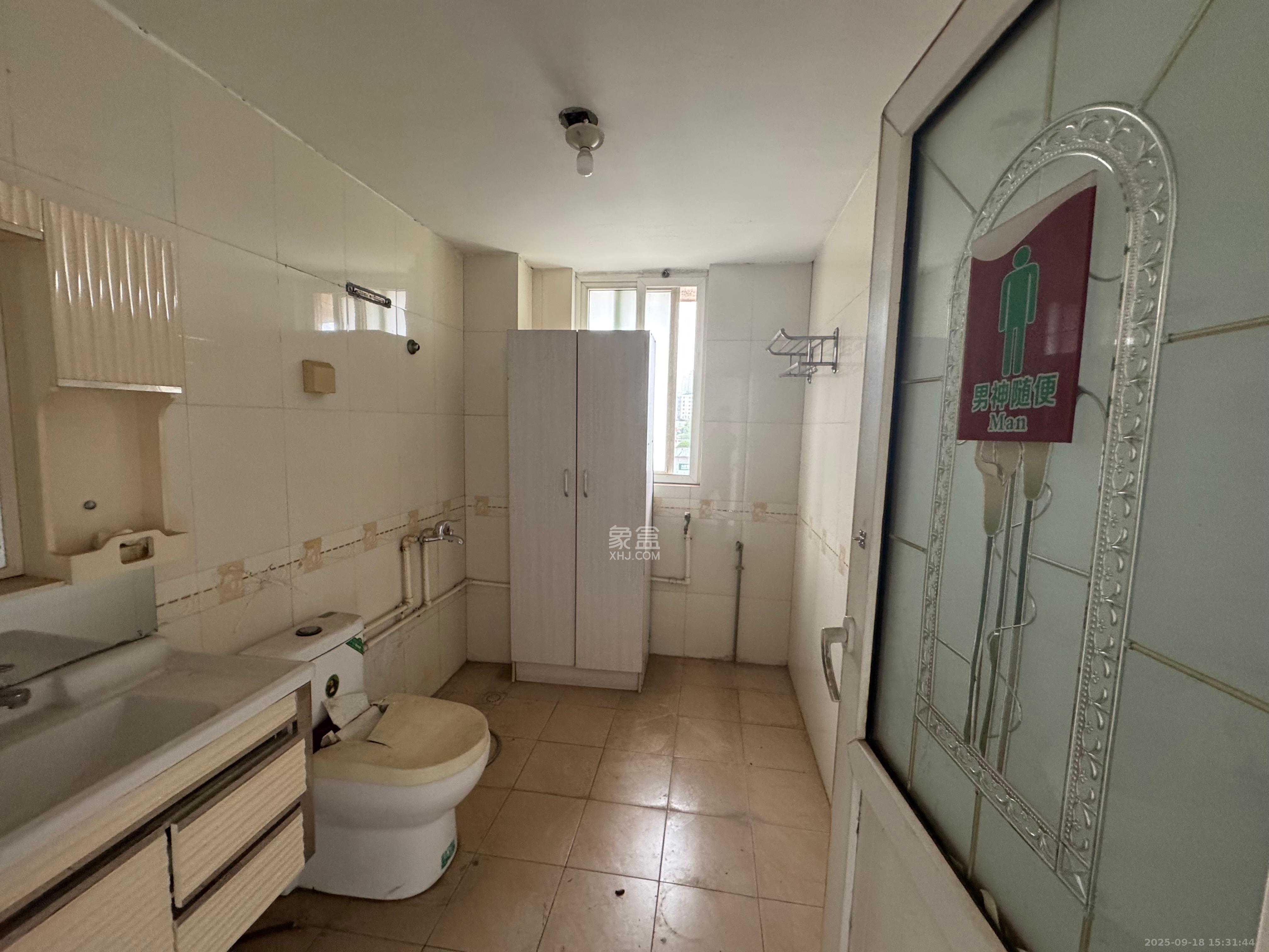 晶华美地  4室2厅2卫    2400.0元/月室内图