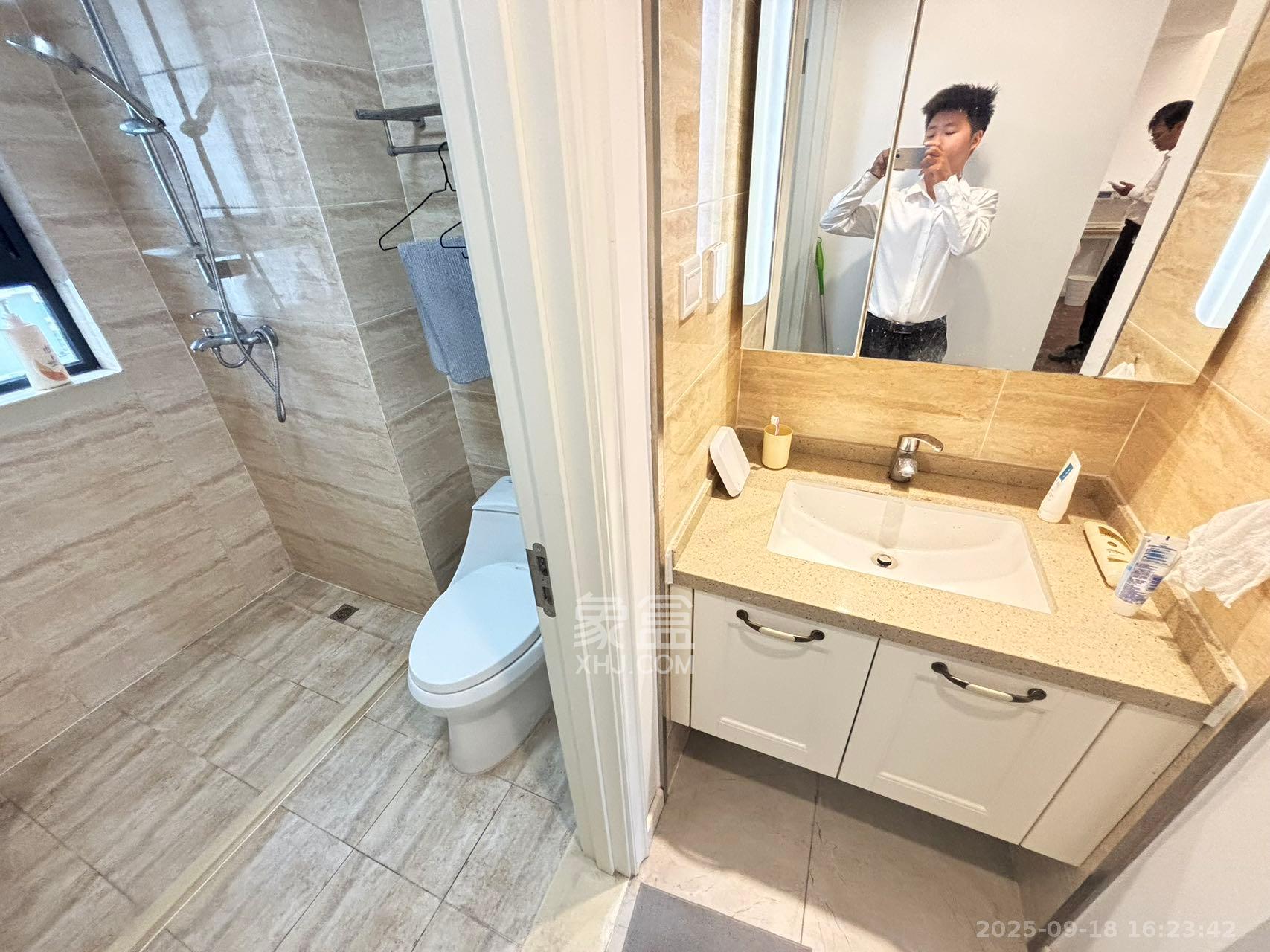 万科魅力之城锋镜里  4室2厅2卫    3200.0元/月室内图