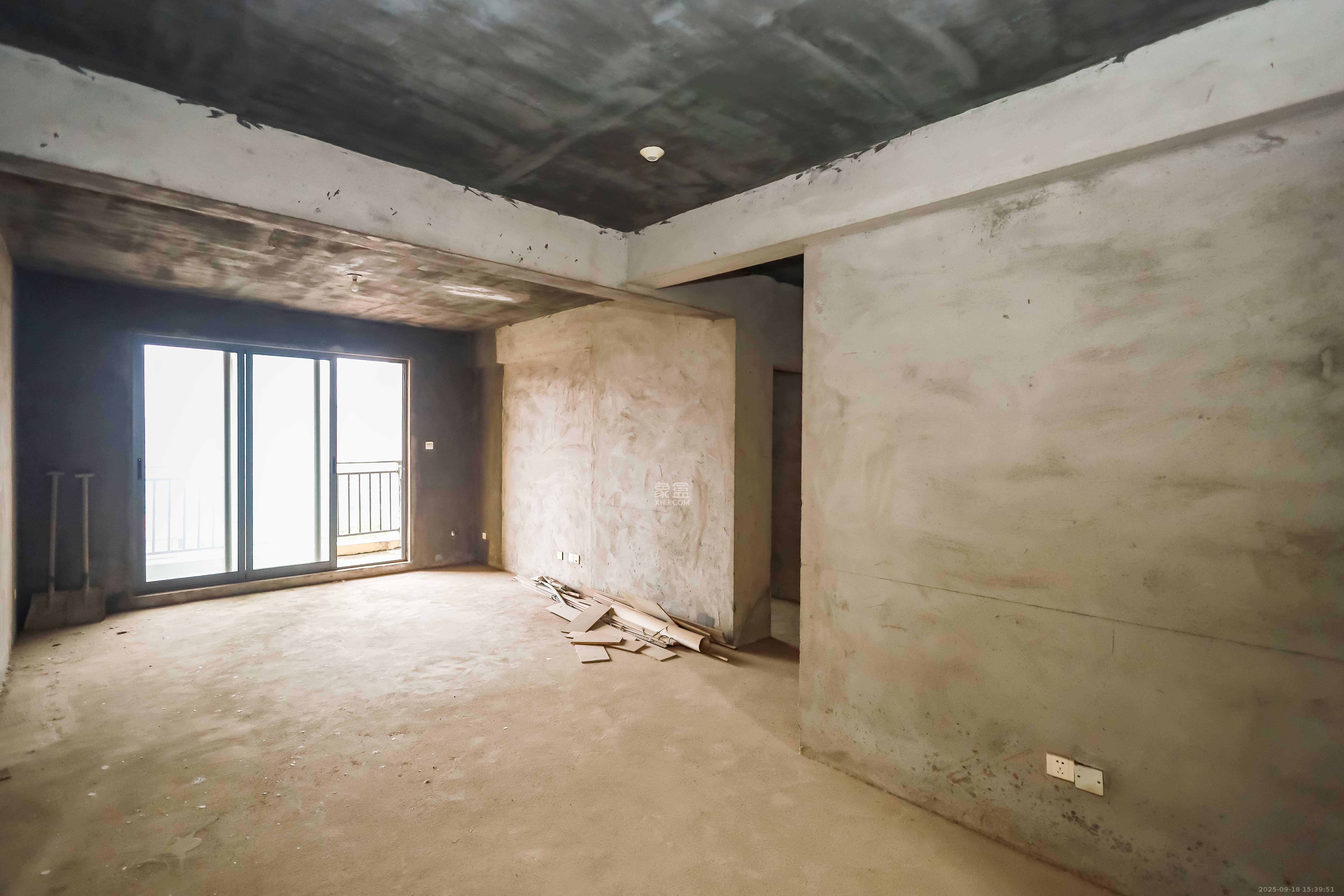 卓越蔚蓝海岸二期  3室2厅2卫    130.0万客厅