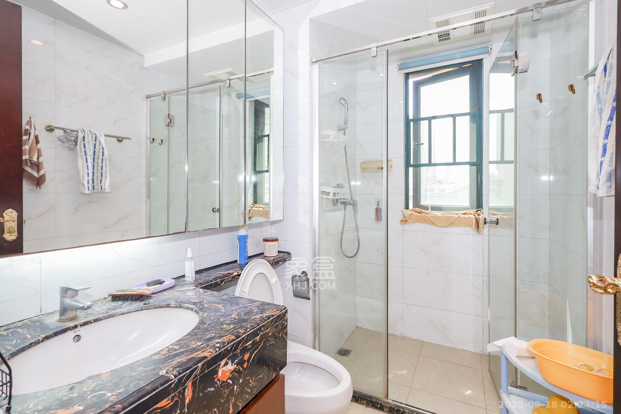 恒大御景湾 4室2厅2卫 208.0万 恒大御景湾 4室2厅2卫 208.0万卫生间