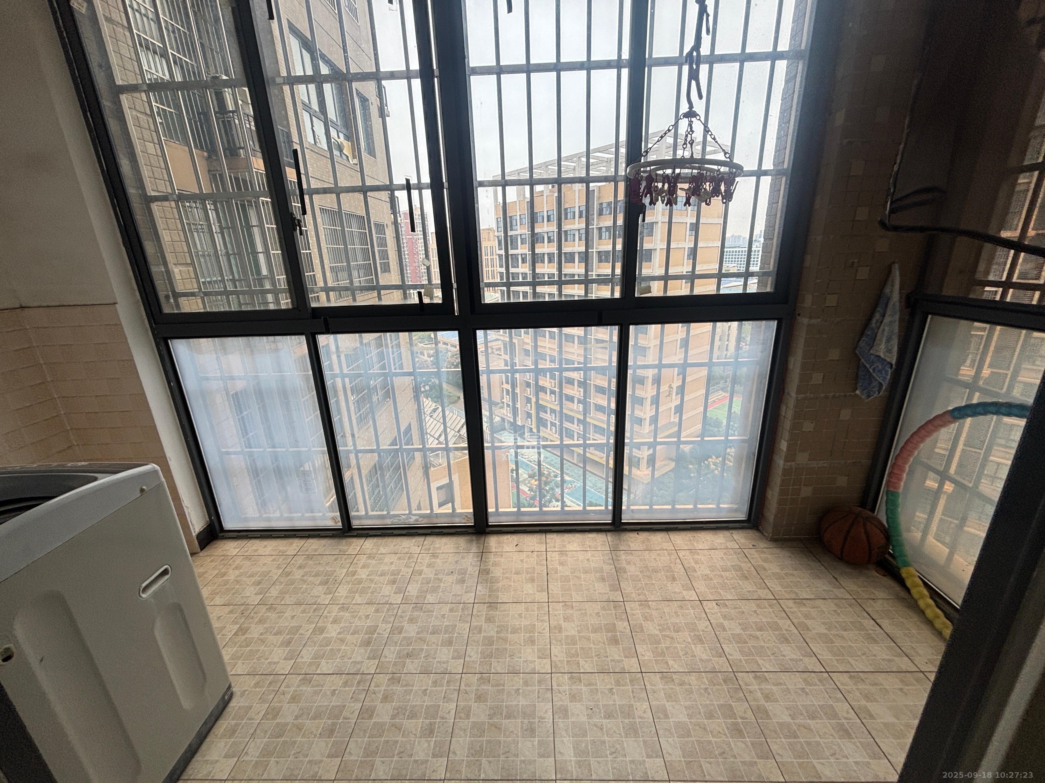 光明城市(星辰青年城) 3室2厅2卫 2000.0元/月 光明城市(星辰青年城) 3室2厅2卫 2000.0元/月室内图