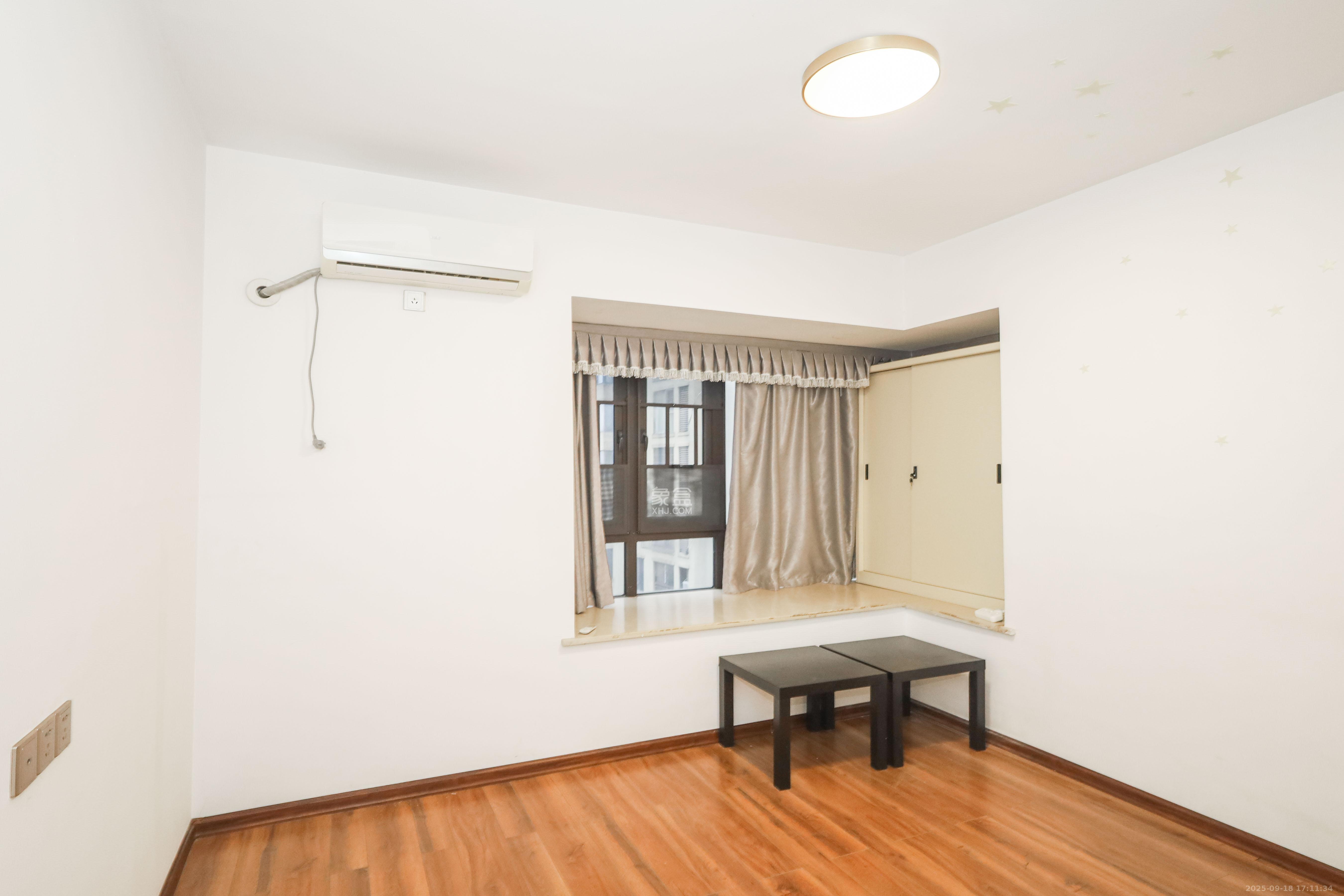 保利麓谷林语E区 3室2厅1卫 87.8万 保利麓谷林语E区 3室2厅1卫 87.8万卧室