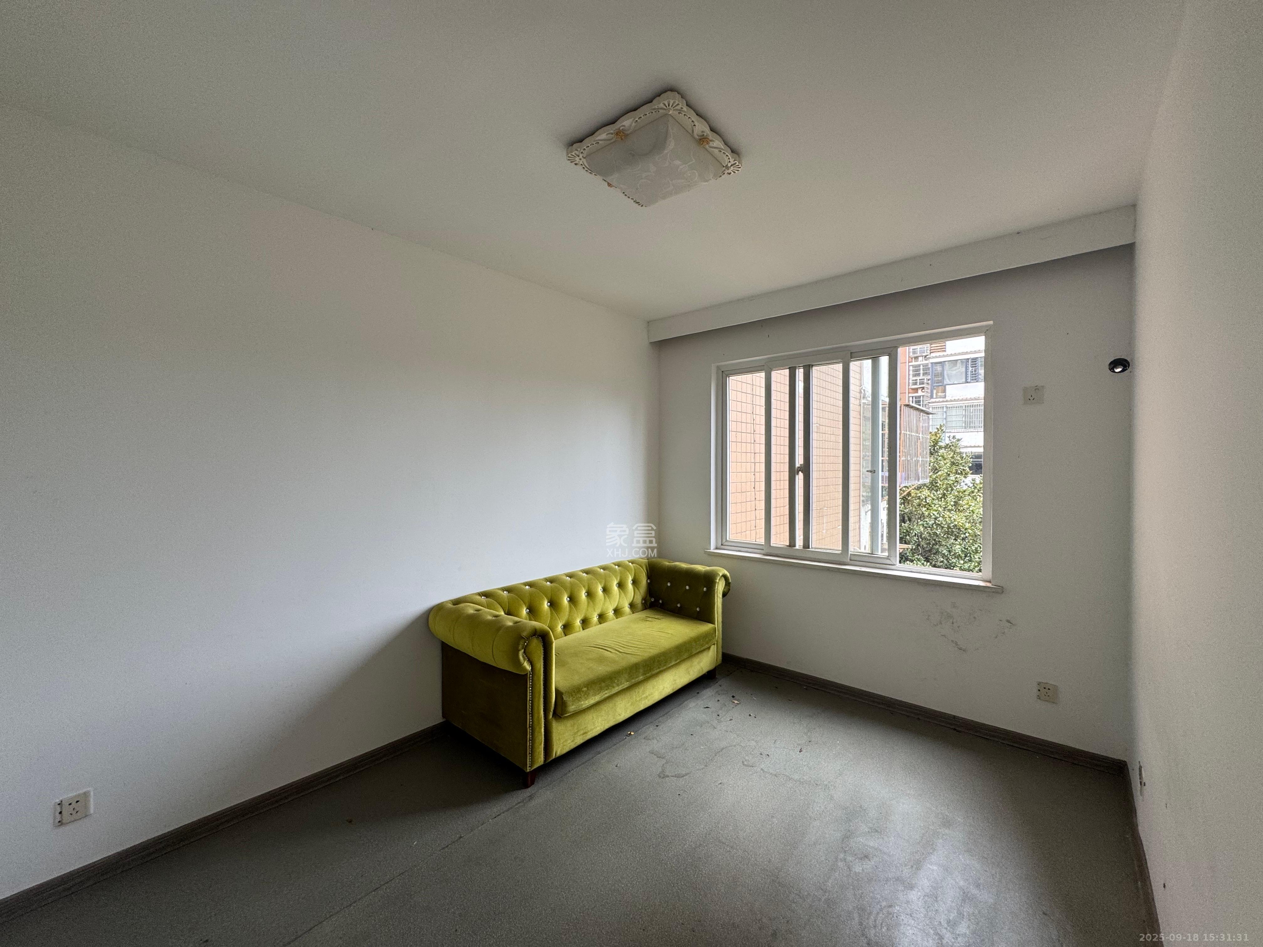 晶华美地  4室2厅2卫    2400.0元/月室内图