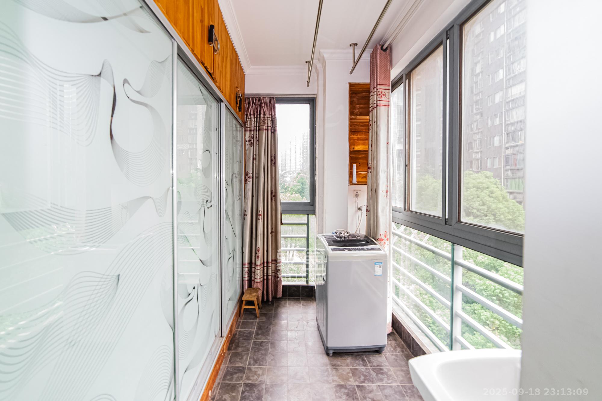 滨江君悦香邸  3室2厅2卫    98.0万阳台