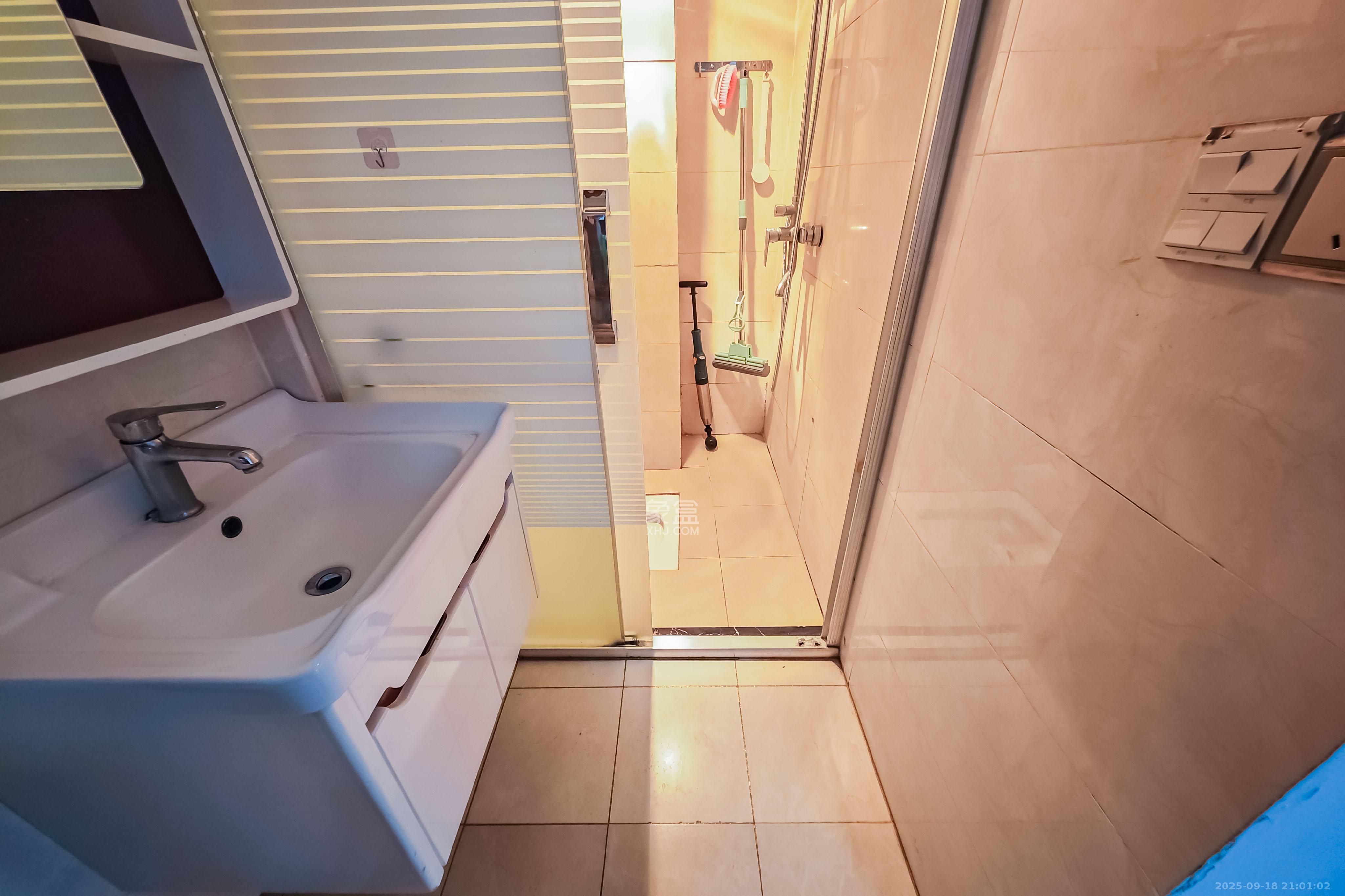 欧亚达国际广场  2室1厅1卫    42.0万卫生间