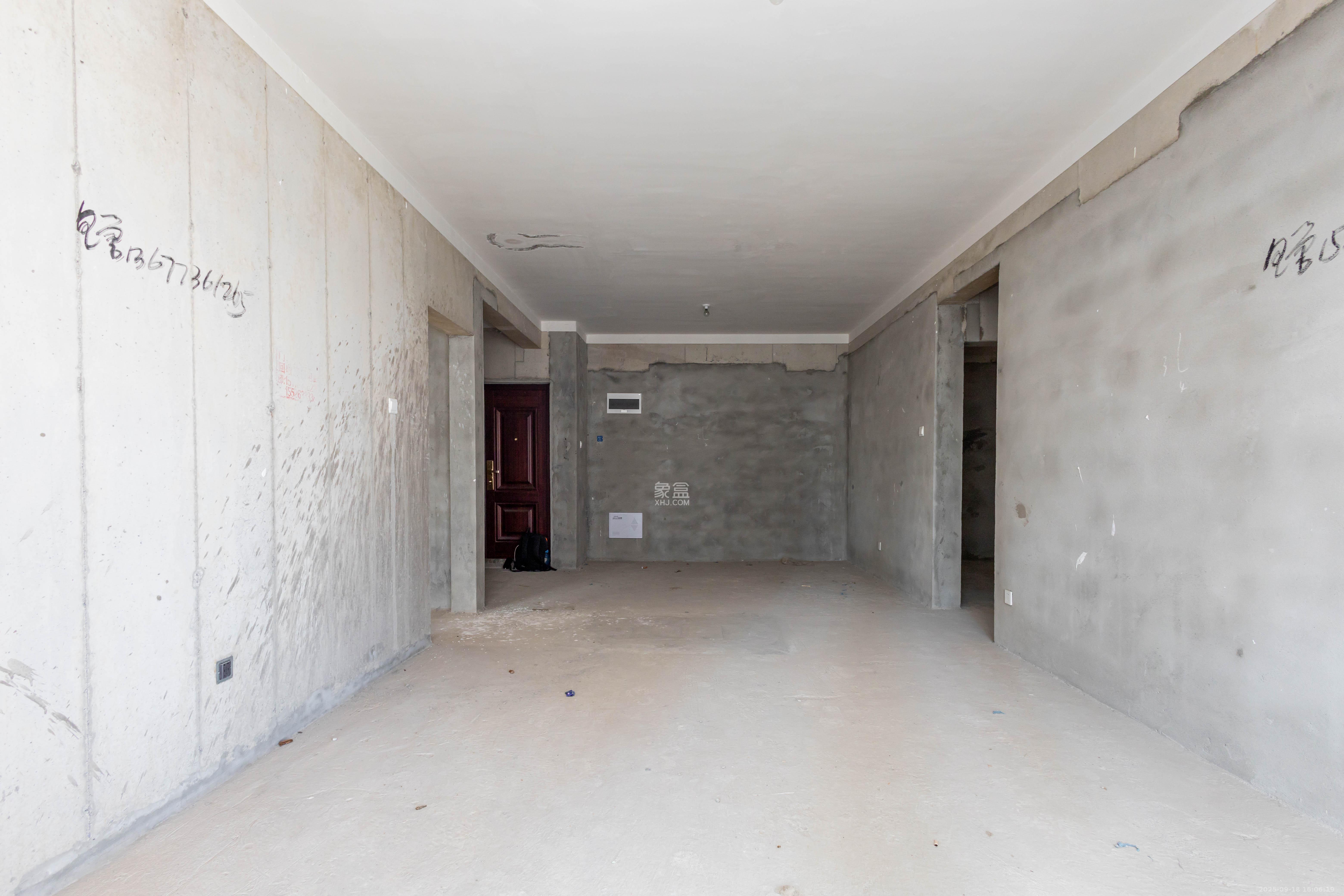 湘域芯城一期 3室2厅2卫 88.0万 湘域芯城一期 3室2厅2卫 88.0万客厅