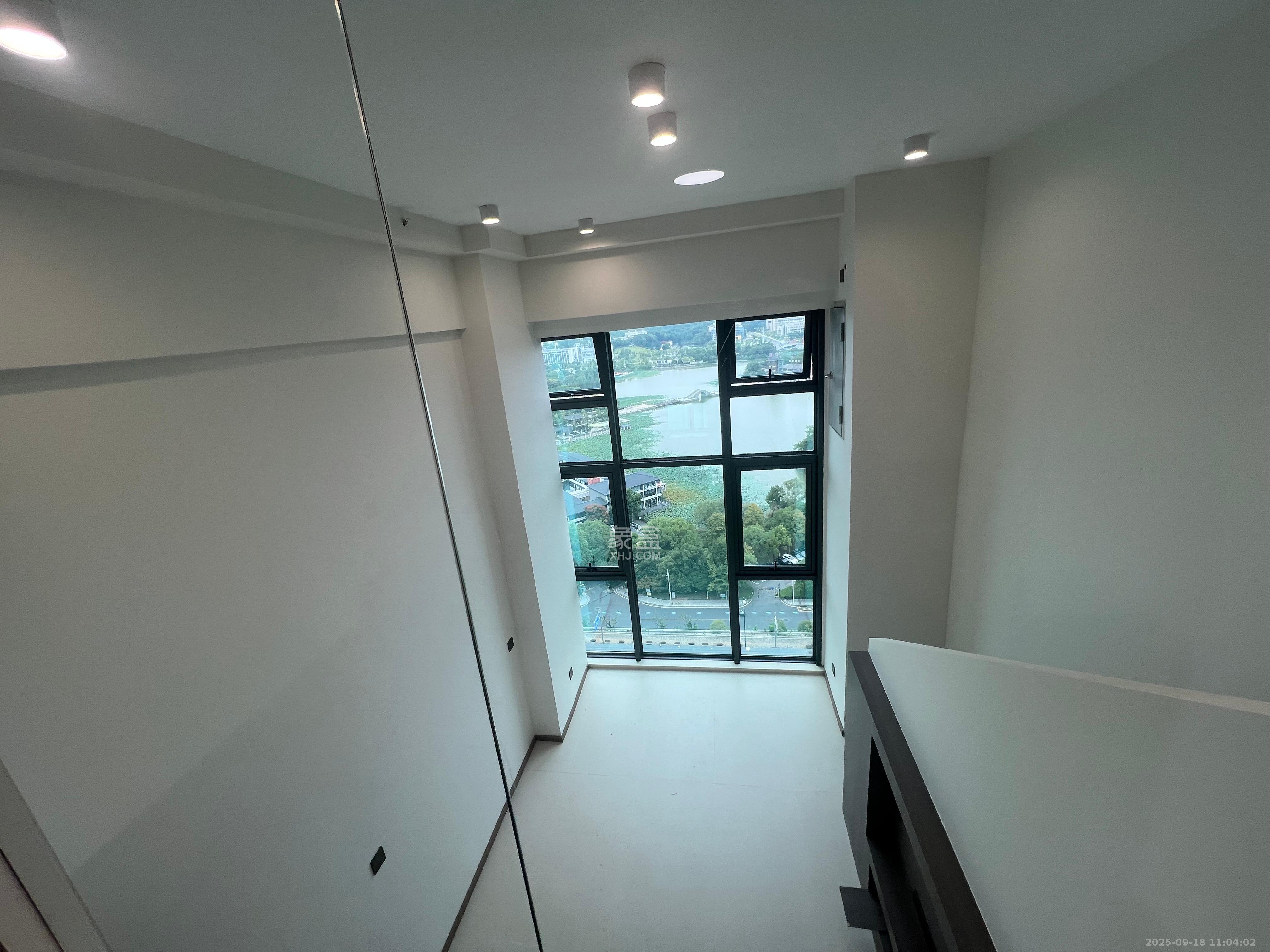 绿地V岛  1室1厅1卫    2300.0元/月室内图