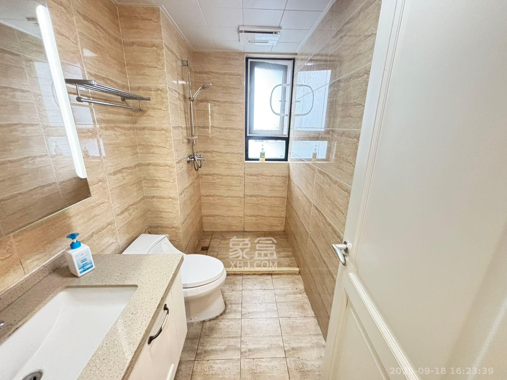 万科魅力之城锋镜里  4室2厅2卫    3200.0元/月室内图