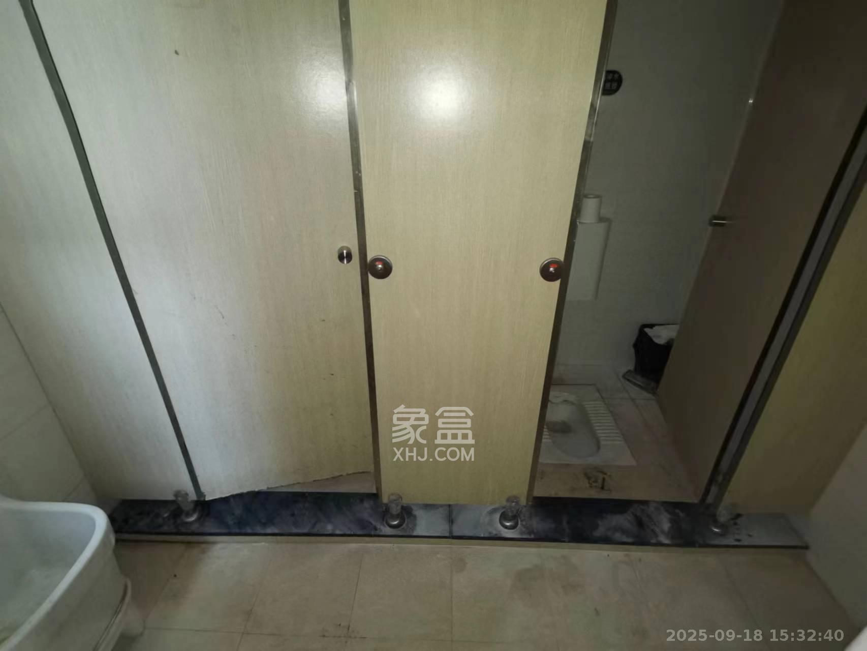 银港水晶城 4室2厅2卫 2500.0元/月 银港水晶城 4室2厅2卫 2500.0元/月室内图