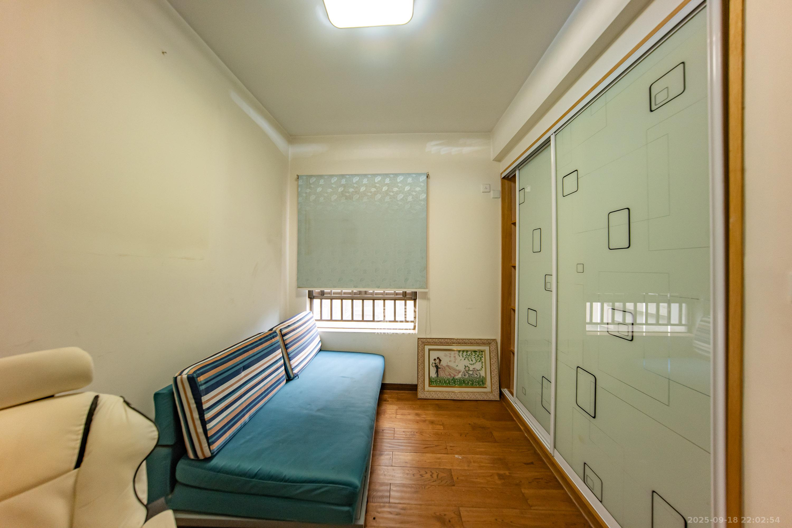 米兰春天  3室2厅1卫    55.0万 米兰春天  3室2厅1卫    55.0万卧室