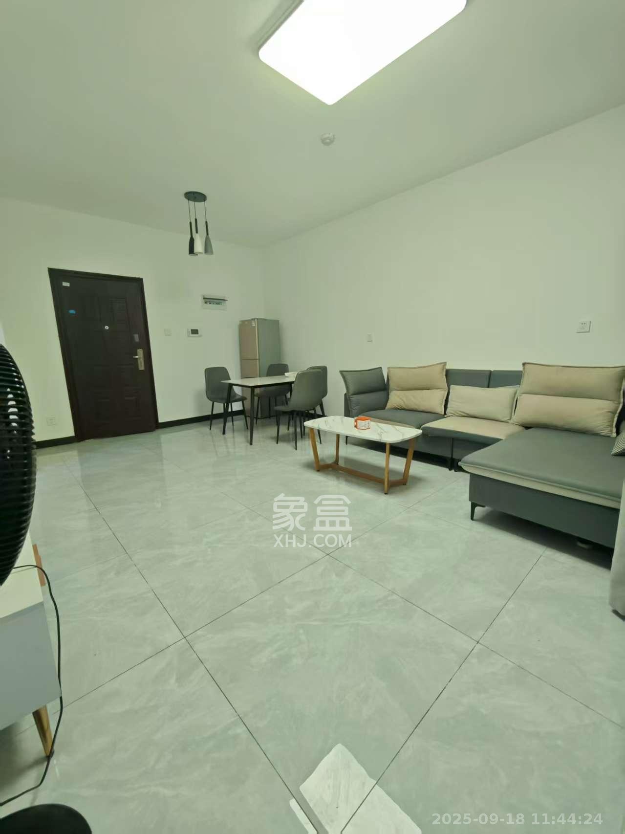 绿地海外滩一期  3室2厅1卫    1900.0元/月室内图