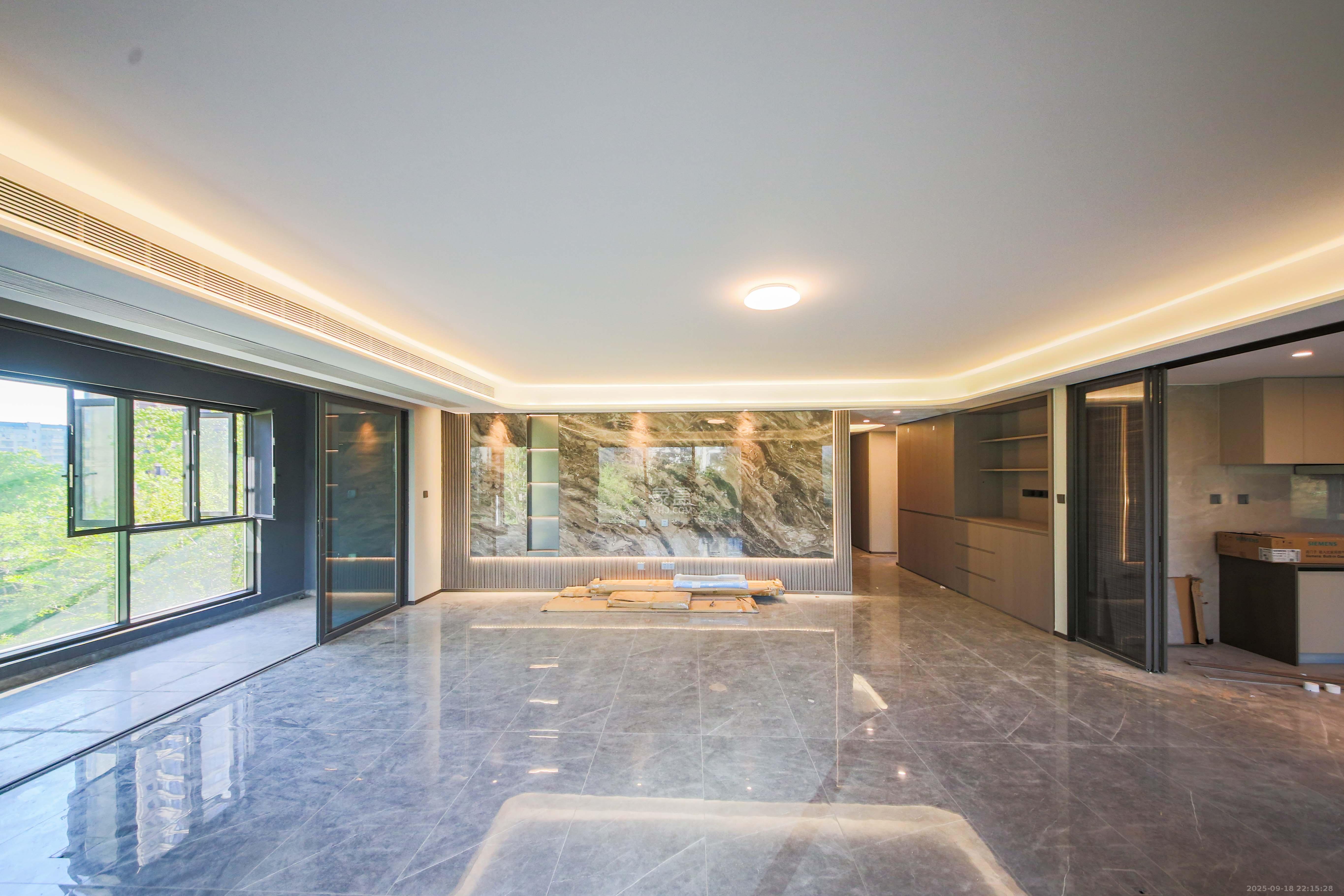 龙湖春江天曜二期  4室2厅2卫    355.0万 龙湖春江天曜二期  4室2厅2卫    355.0万客厅