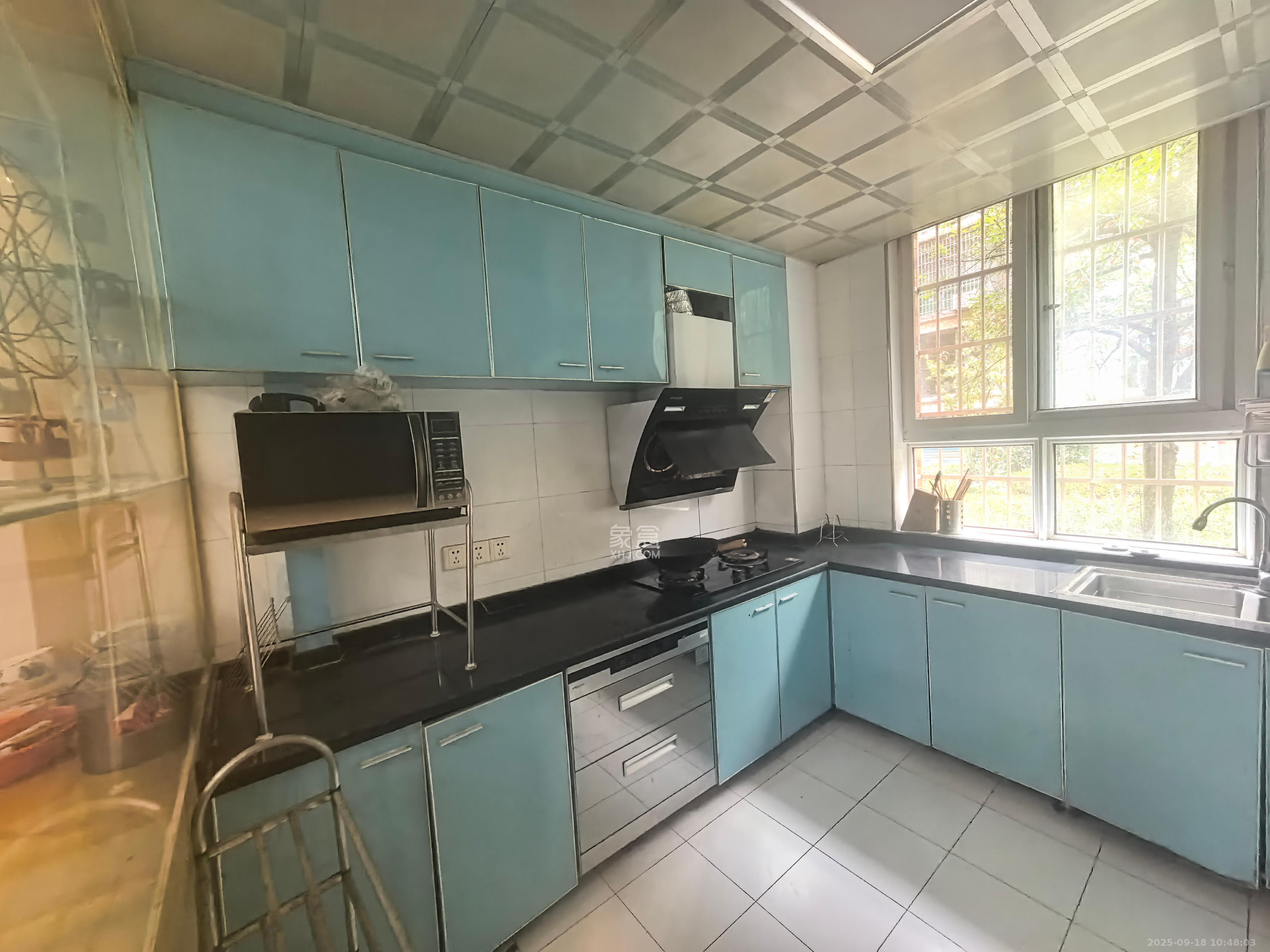 景荣华苑 3室2厅2卫 2400.0元/月 景荣华苑 3室2厅2卫 2400.0元/月室内图