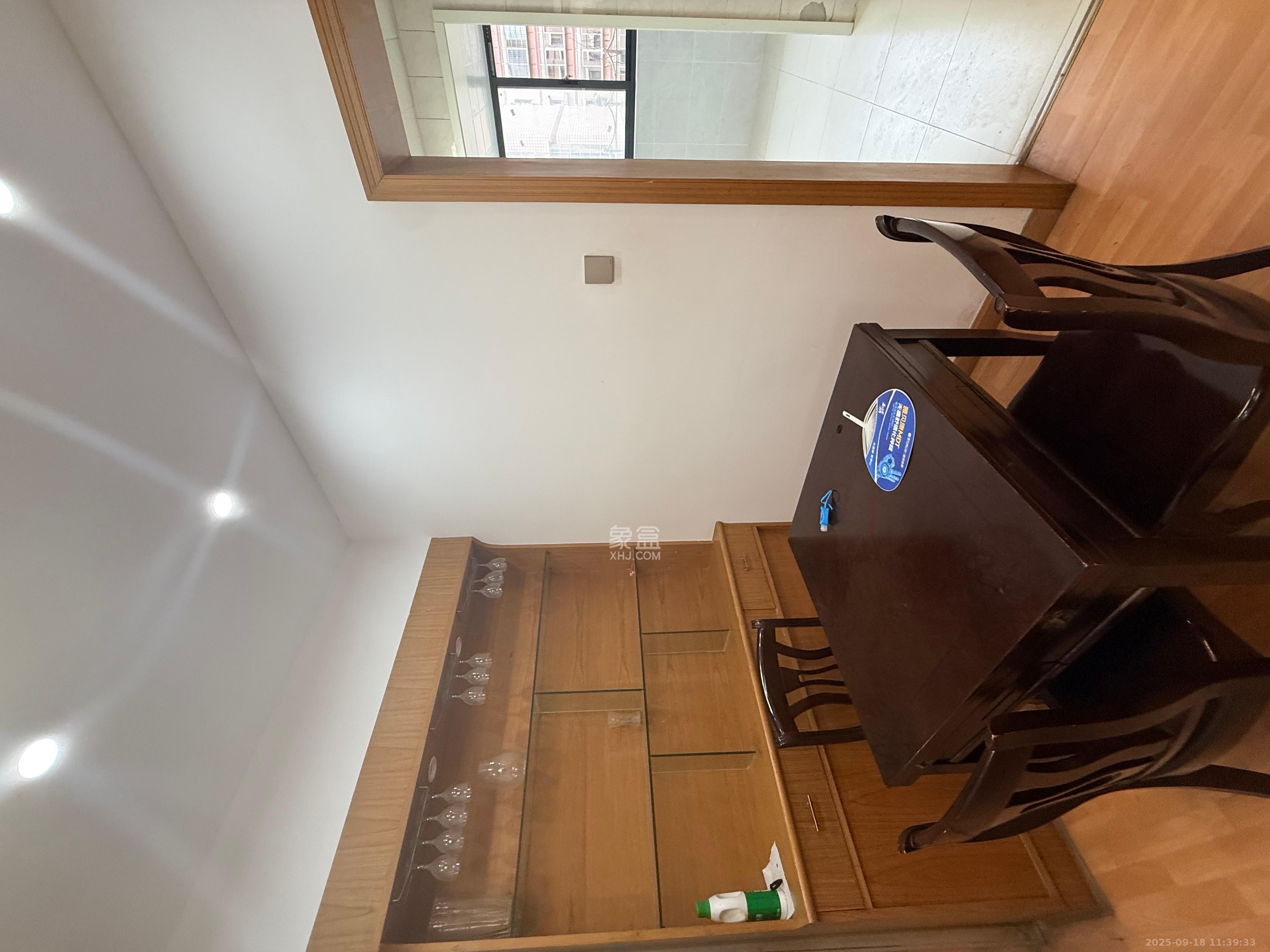 金鹰小区  3室2厅2卫    2400.0元/月室内图