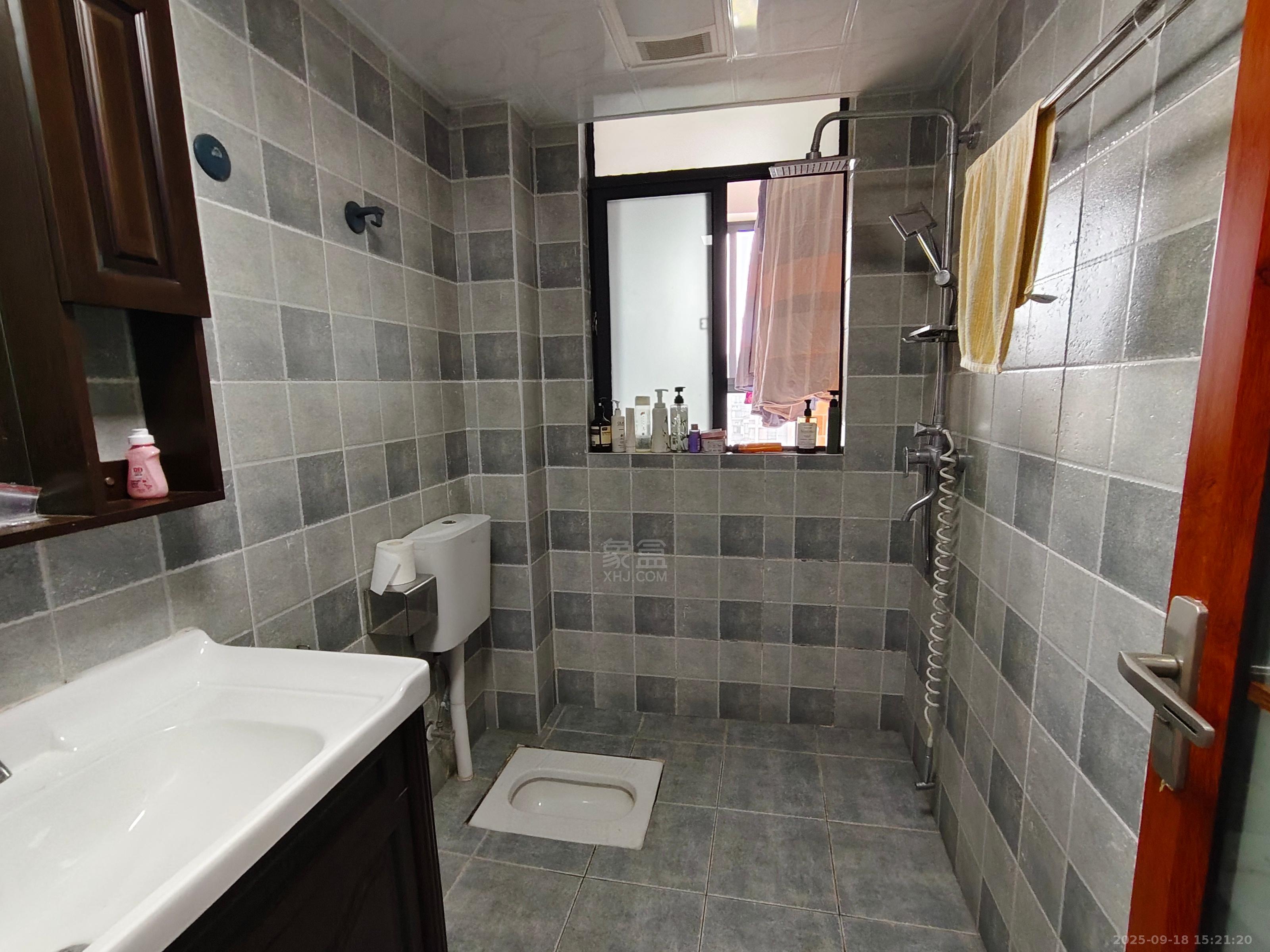 山水文园  3室2厅2卫    2200.0元/月室内图